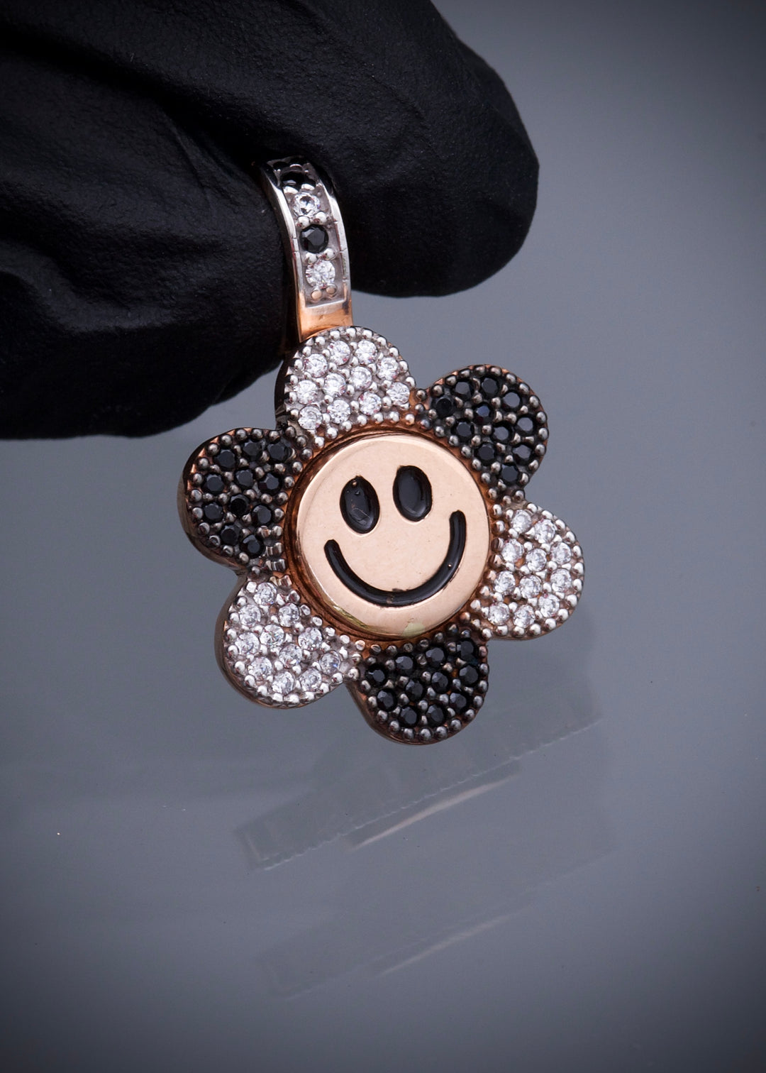 Dije flor giratorio swarovski negro y blanco 4.35gr / Largo 2.5cm — Oro Rosado