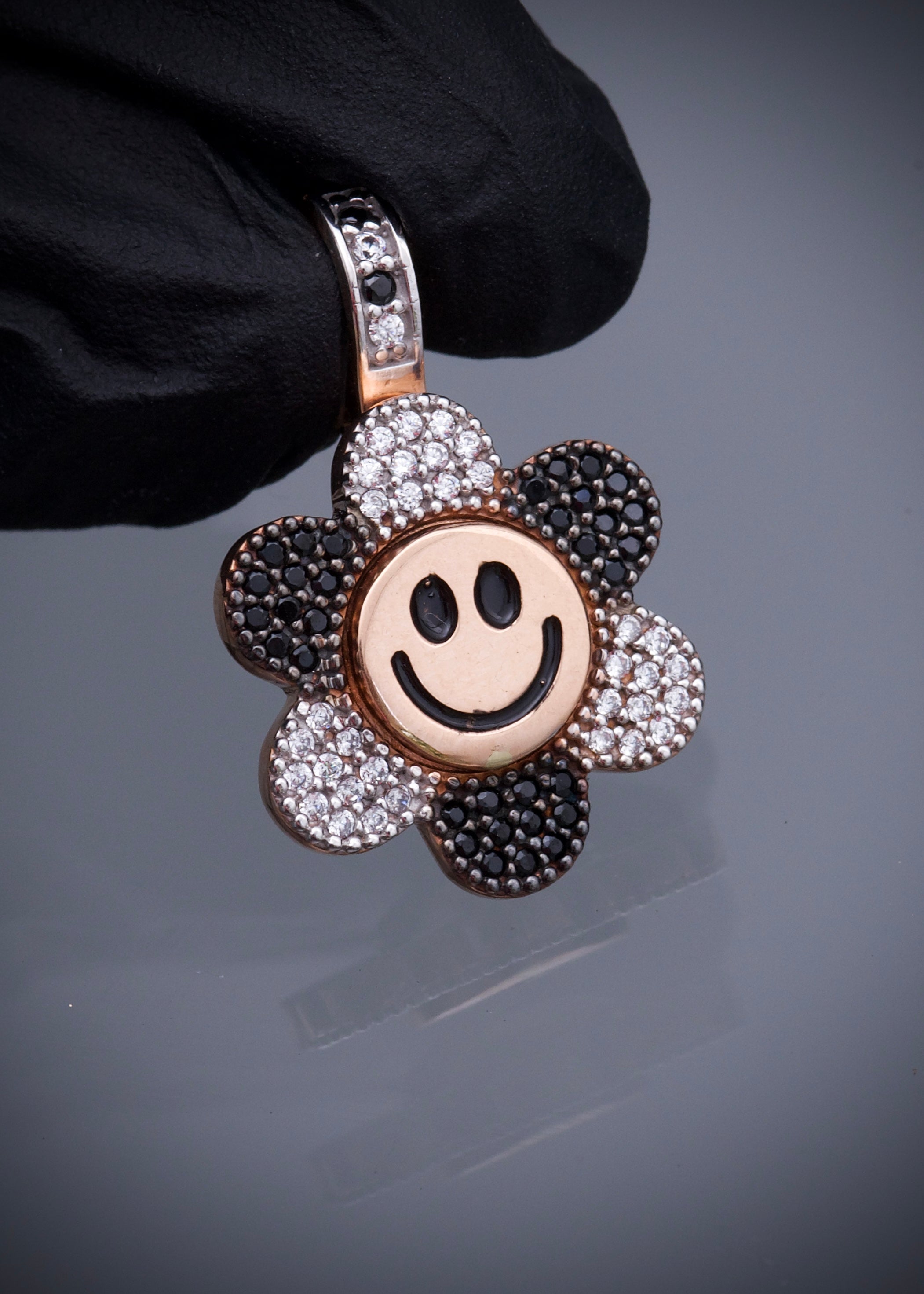 Dije flor giratorio swarovski negro y blanco 4.35gr / Largo 2.5cm / Oro Rosado Nac M