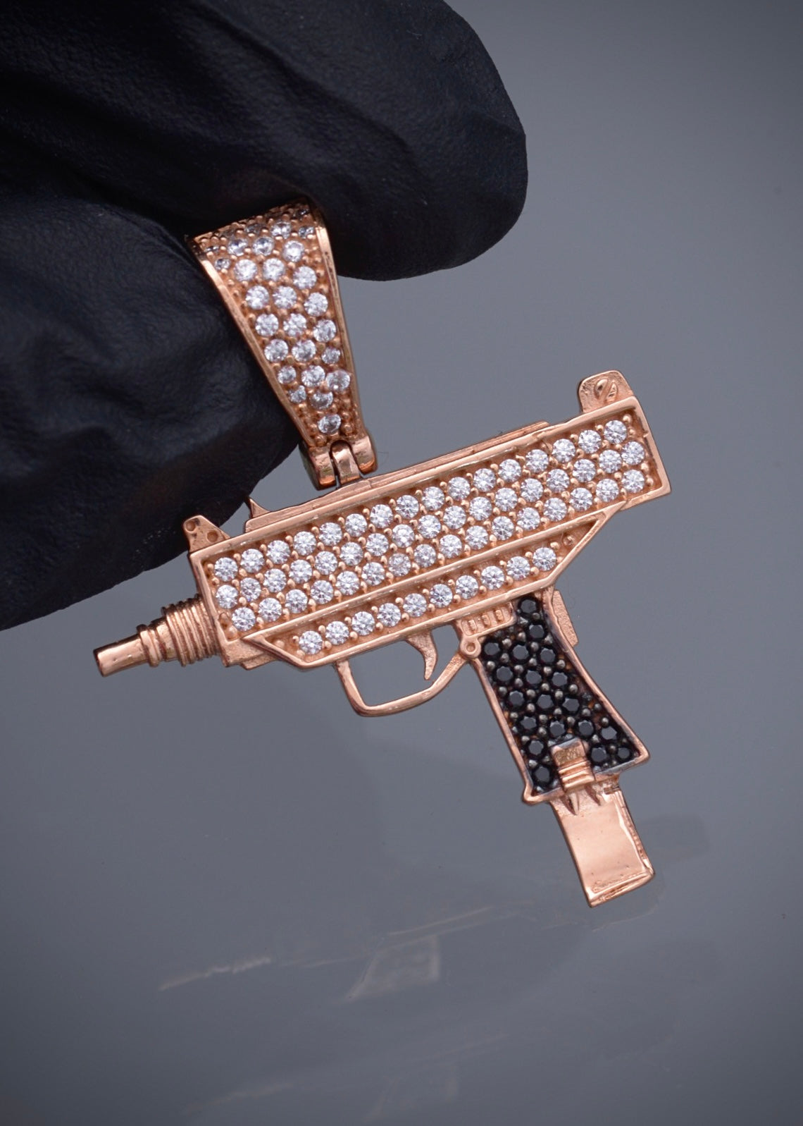 Dije mini uzi swarovski negro y blanco 3.85gr / Largo 3.4cm / Oro Rosado Nac M