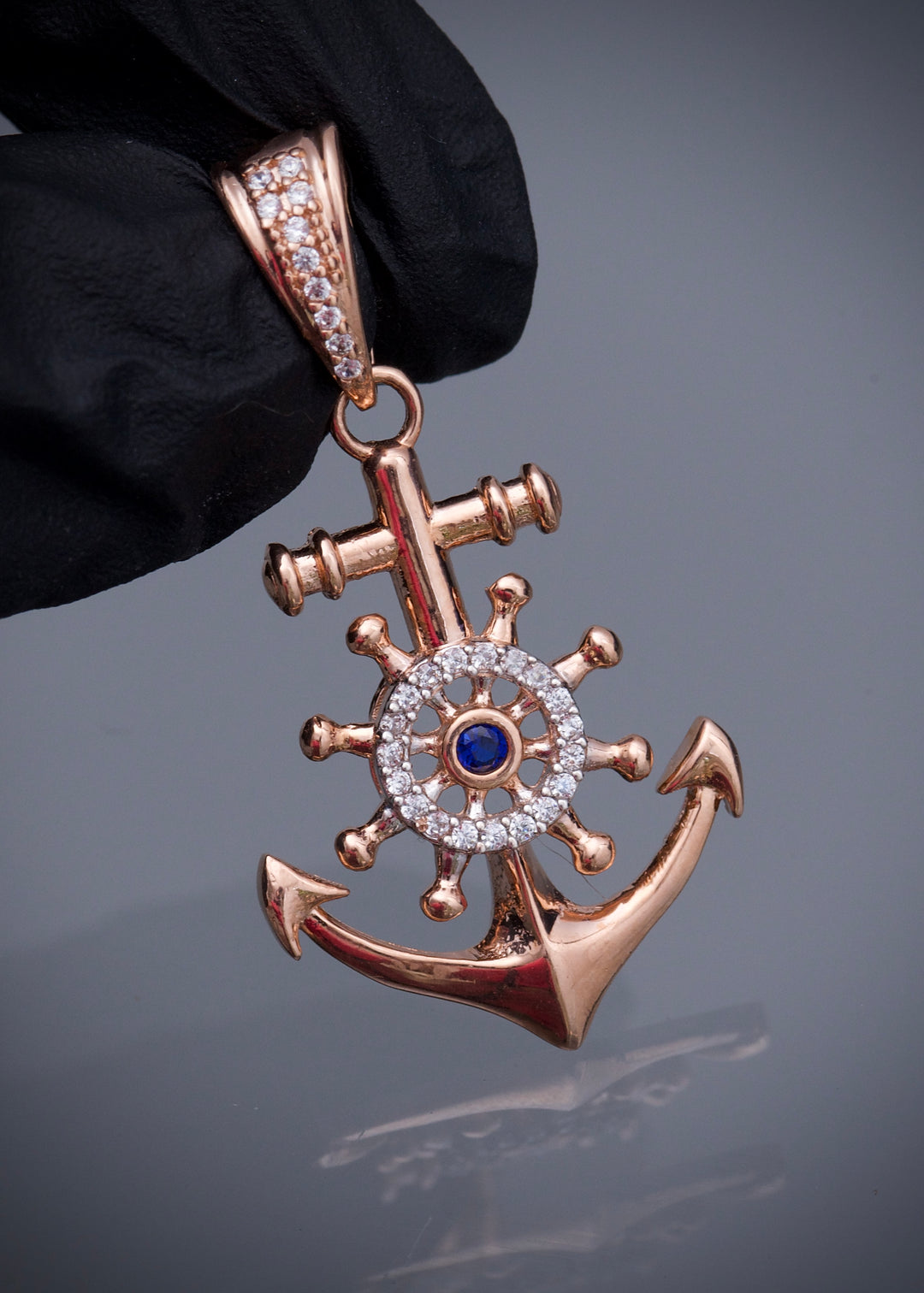 Dije ancla con swarovski azul y blanco 4.05gr / Largo 4.3cm — Oro Rosado