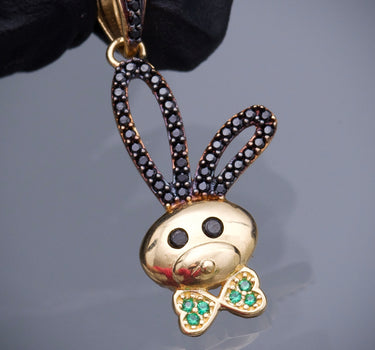 Dije conejo con swarovski negro y verde 2.35gr / Largo 3.1cm / Oro Amarillo Nac M