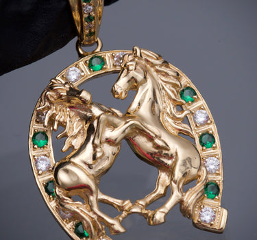 Dije herradura y caballos con swarovski blanco y verde 13.15gr / Largo 5.2cm / Oro Amarillo Nac M