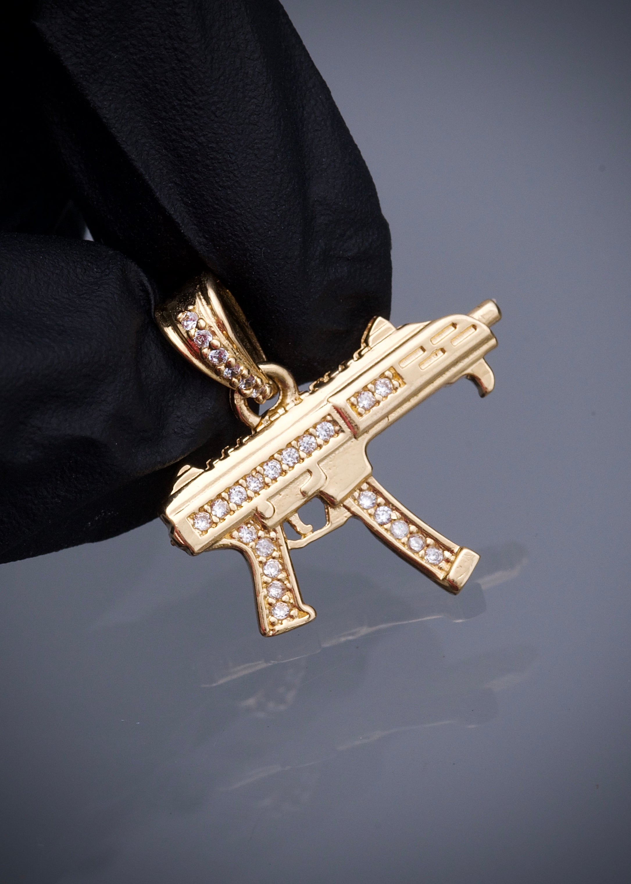 Dije ak 47 con swarovski blanco 2.3gr / Largo 2.3cm / Oro Amarillo Nac M