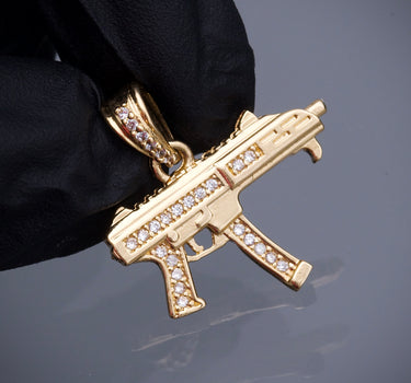 Dije ak 47 con swarovski blanco 2.3gr / Largo 2.3cm / Oro Amarillo Nac M