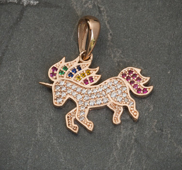 Dije unicornio con swarovski multicolor 3.5gr / Largo 2.5cm / Oro Rosado Nac B