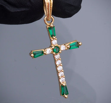 Dije cruz con swarovski verde y blanco 1.7gr / Largo 3cm / Oro Amarillo Nac M