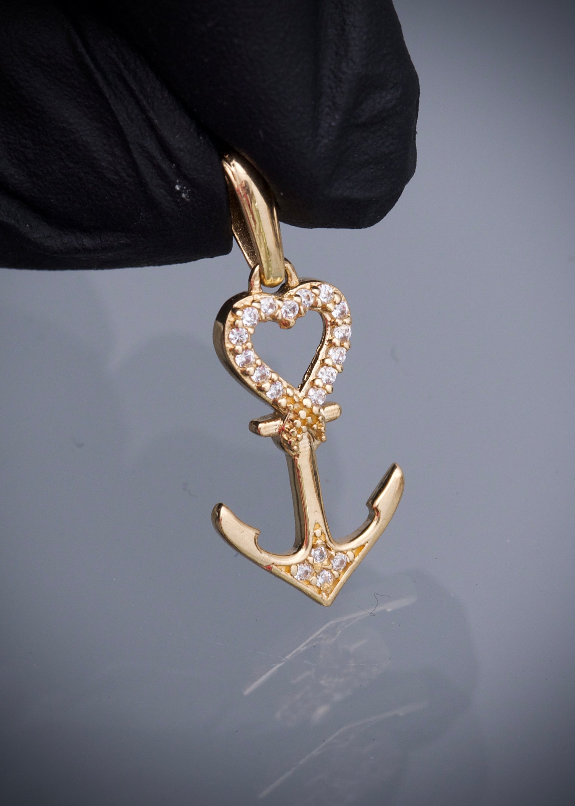 Dije ancla en corazon con swarovski blanco 1.35gr / Largo 2.4cm / Oro Amarillo Nac M