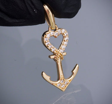 Dije ancla en corazon con swarovski blanco 1.35gr / Largo 2.4cm / Oro Amarillo Nac M