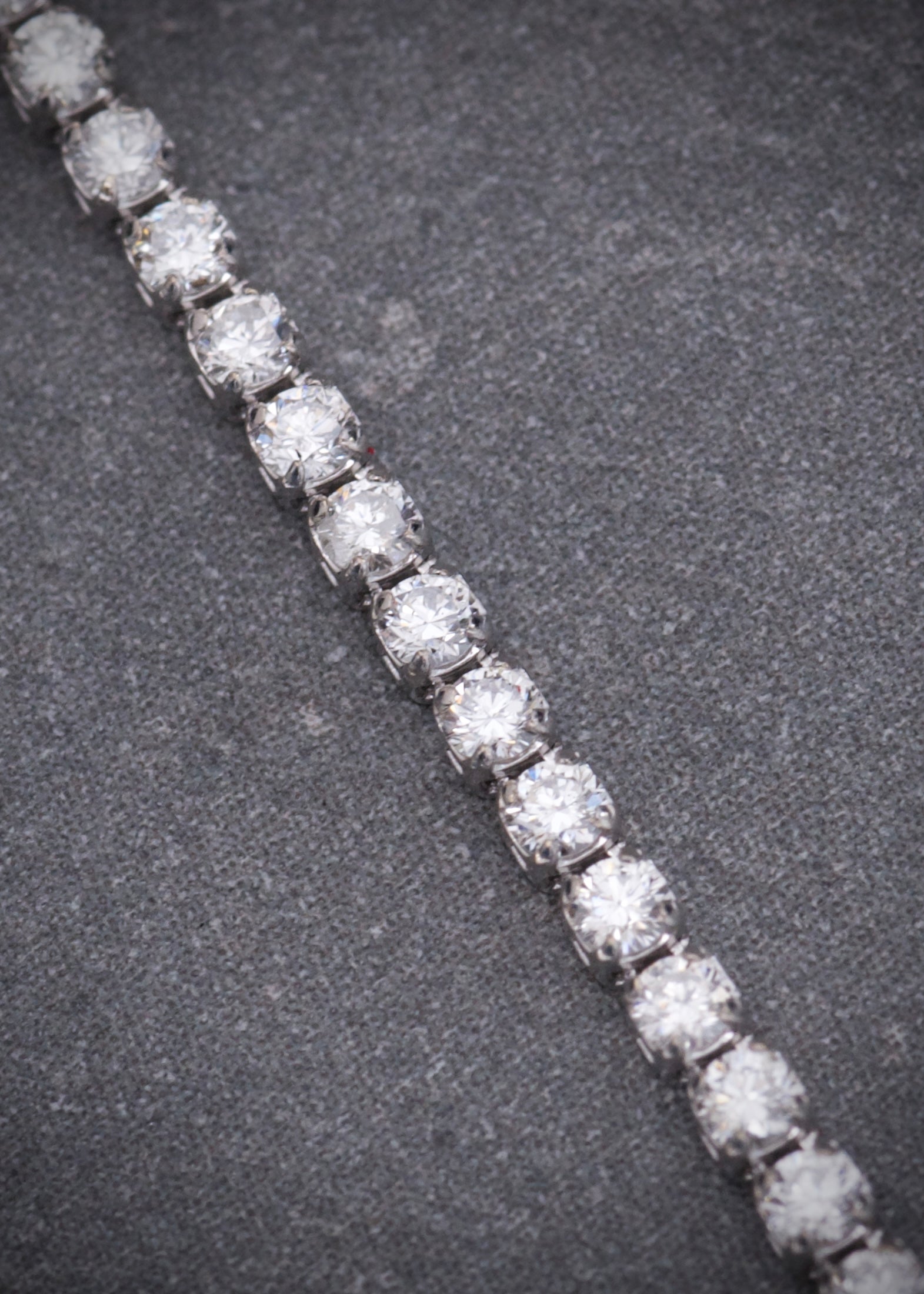 Pulso tenis con 122pts de diamantes blancos 2.05gr / Largo 17.5cm / Oro Blanco (Joya) B