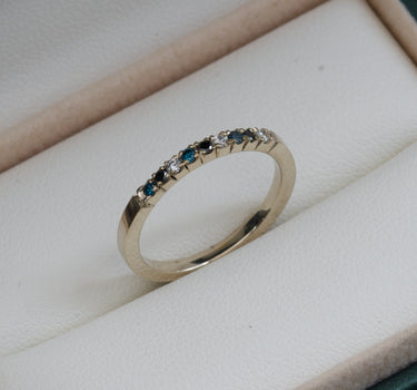 Anillo con 6pts de diamante negro 6pts de diamante azul y 6pts de diamante blanco 2.5gr Talla: 6 1/2 / Oro Blanco (Joya) M