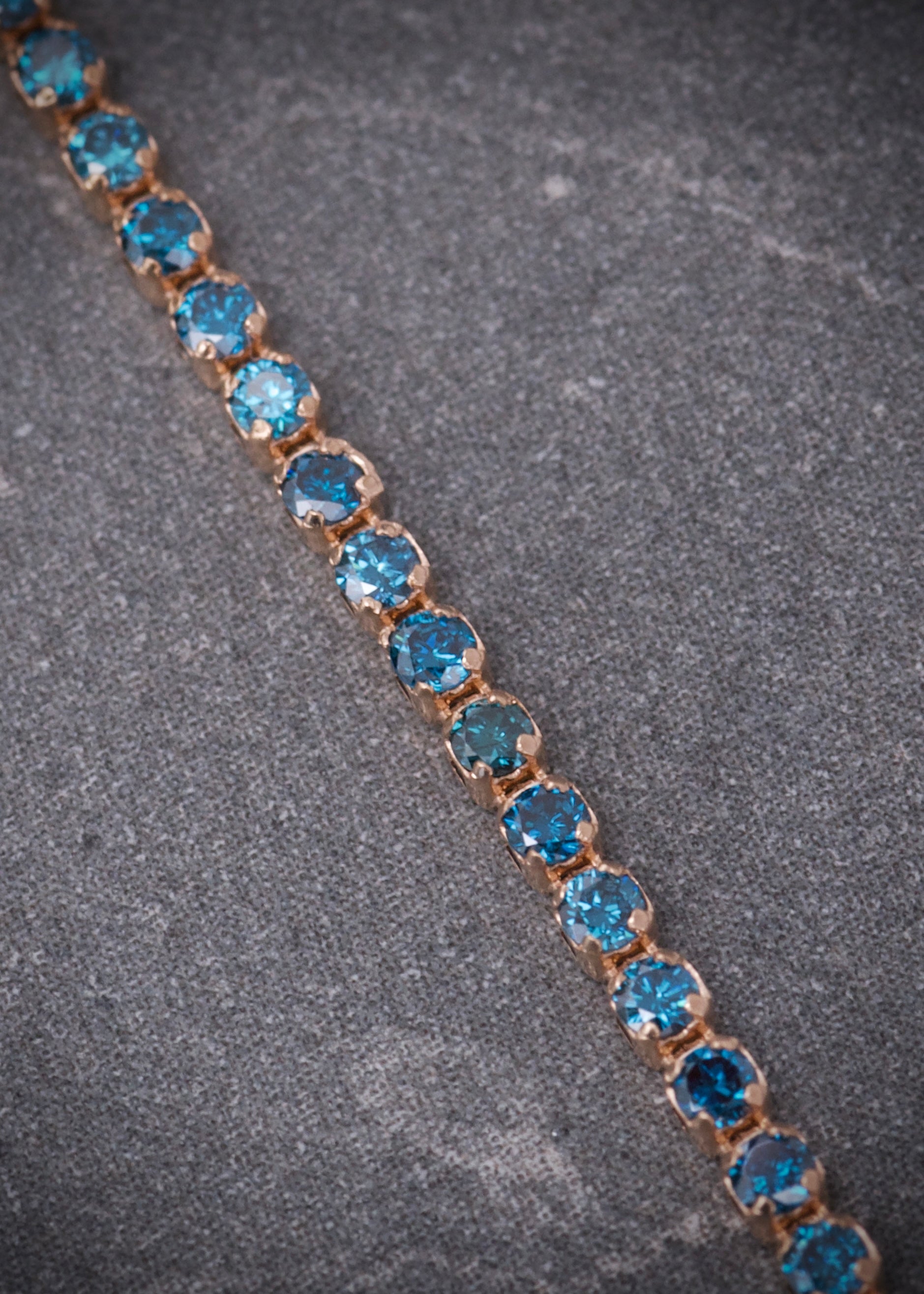 Pulso tenis con 113pts de diamantes azules 1.95gr / Largo 18cm / Oro Rosado (Joya) B