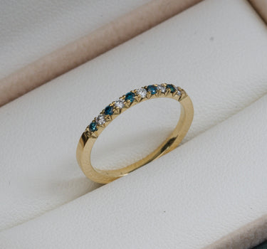 Anillo con 12pts de diamante azul y 10pts de diamante blanco 2.25gr Talla: 6 1/4 / Oro Amarillo (Joya) M