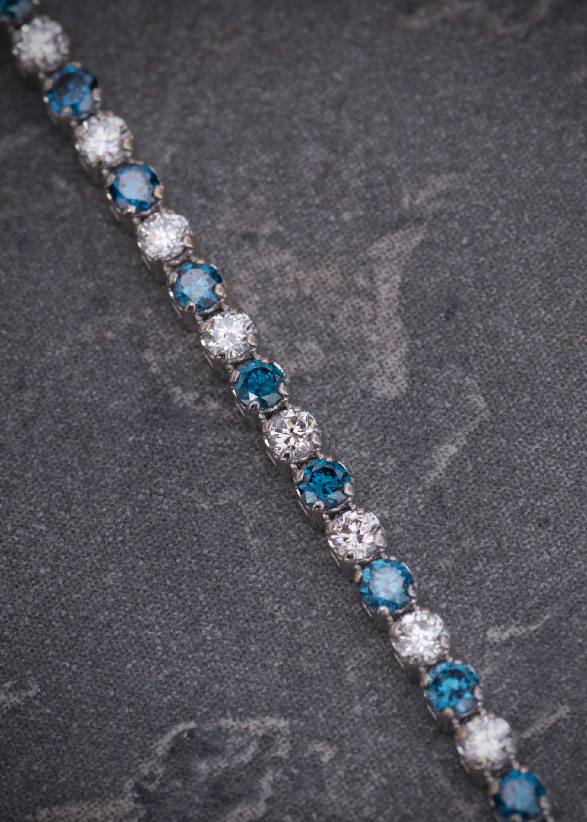 Pulso tenis con 126pts de diamantes azules y blancos 2.05gr / Largo 17.5cm / Oro Blanco (Joya) M