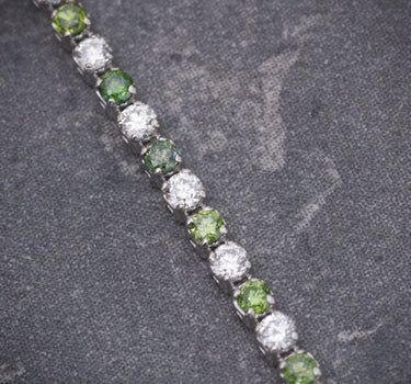 Pulso tenis con 126pts de diamantes verdes y blancos 2.1gr / Largo 18cm / Oro Blanco (Joya) B
