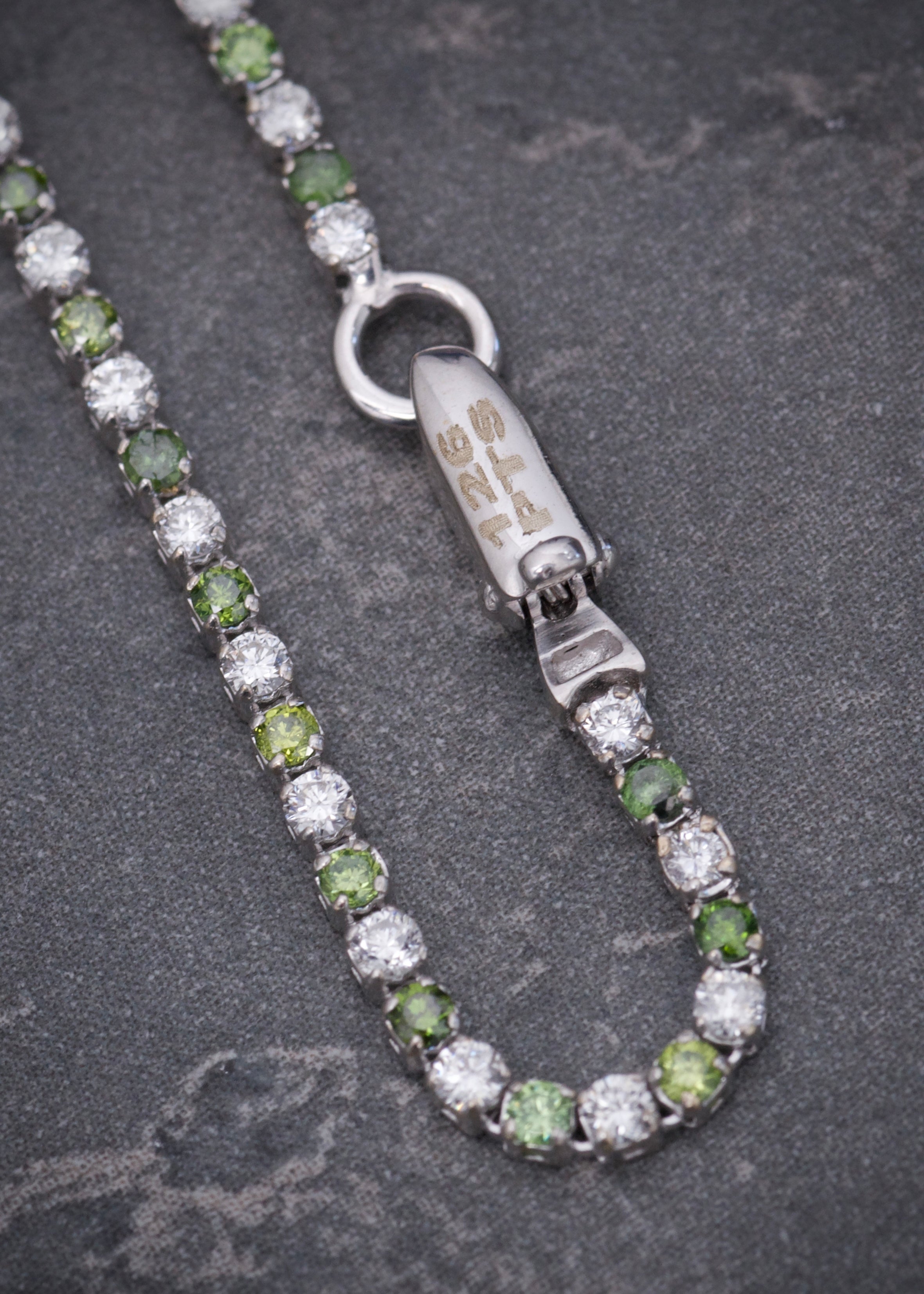 Pulso tenis con 126pts de diamantes verdes y blancos 2.1gr / Largo 18cm / Oro Blanco (Joya) B