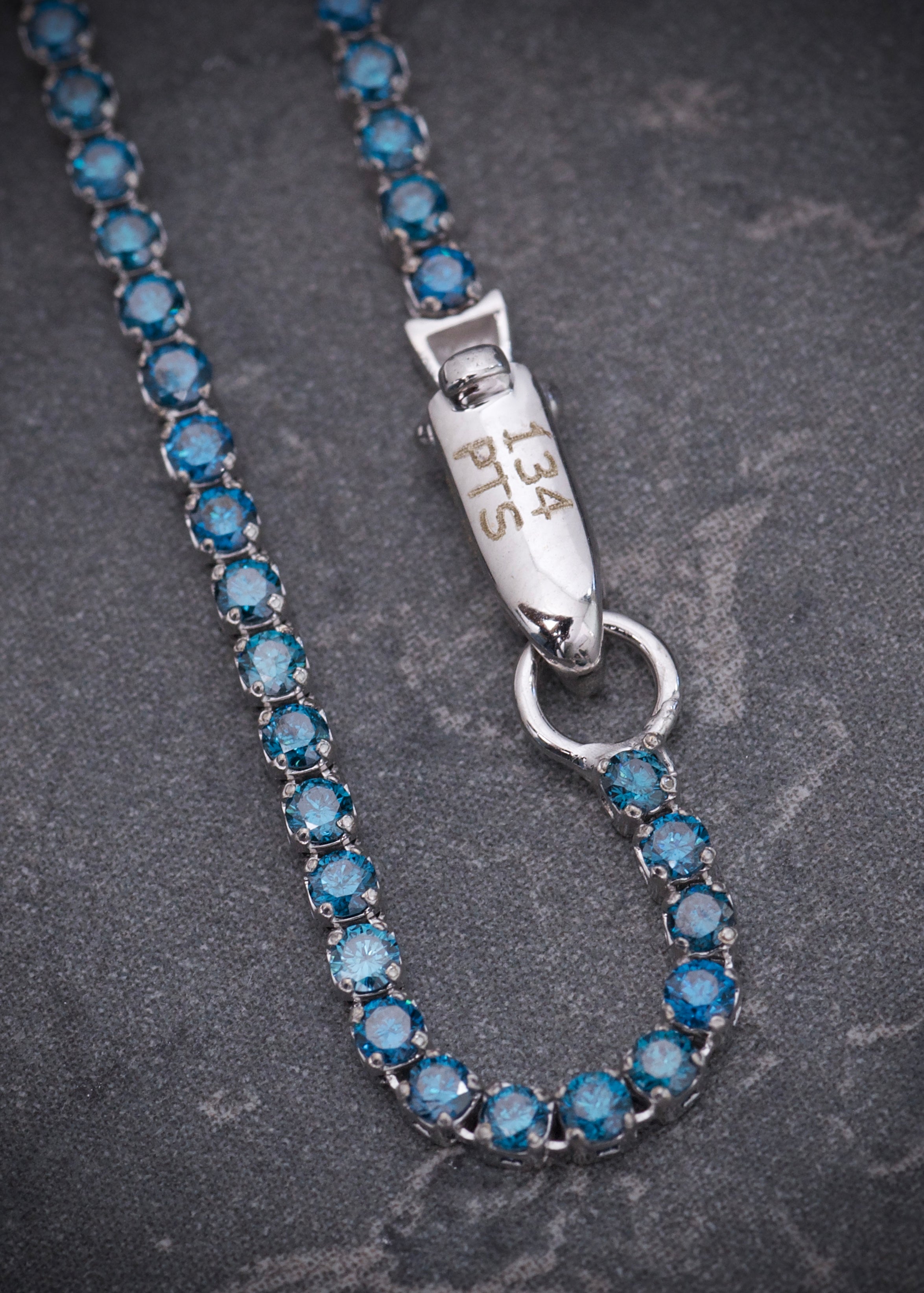 Pulso tenis con 134pts de diamantes azules 2.1gr / Largo 17.5cm / Oro Blanco (Joya) P