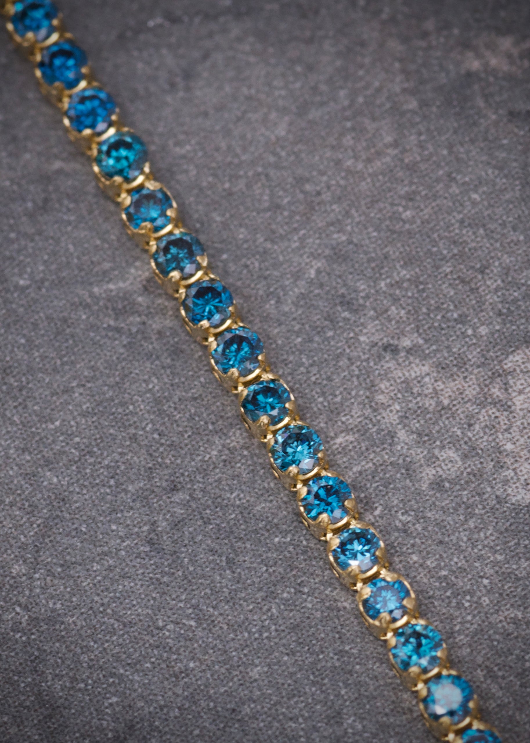 Pulso tenis con 126pts de diamantes azules 2.05gr / Largo 18cm / Oro Amarillo (Joya) B