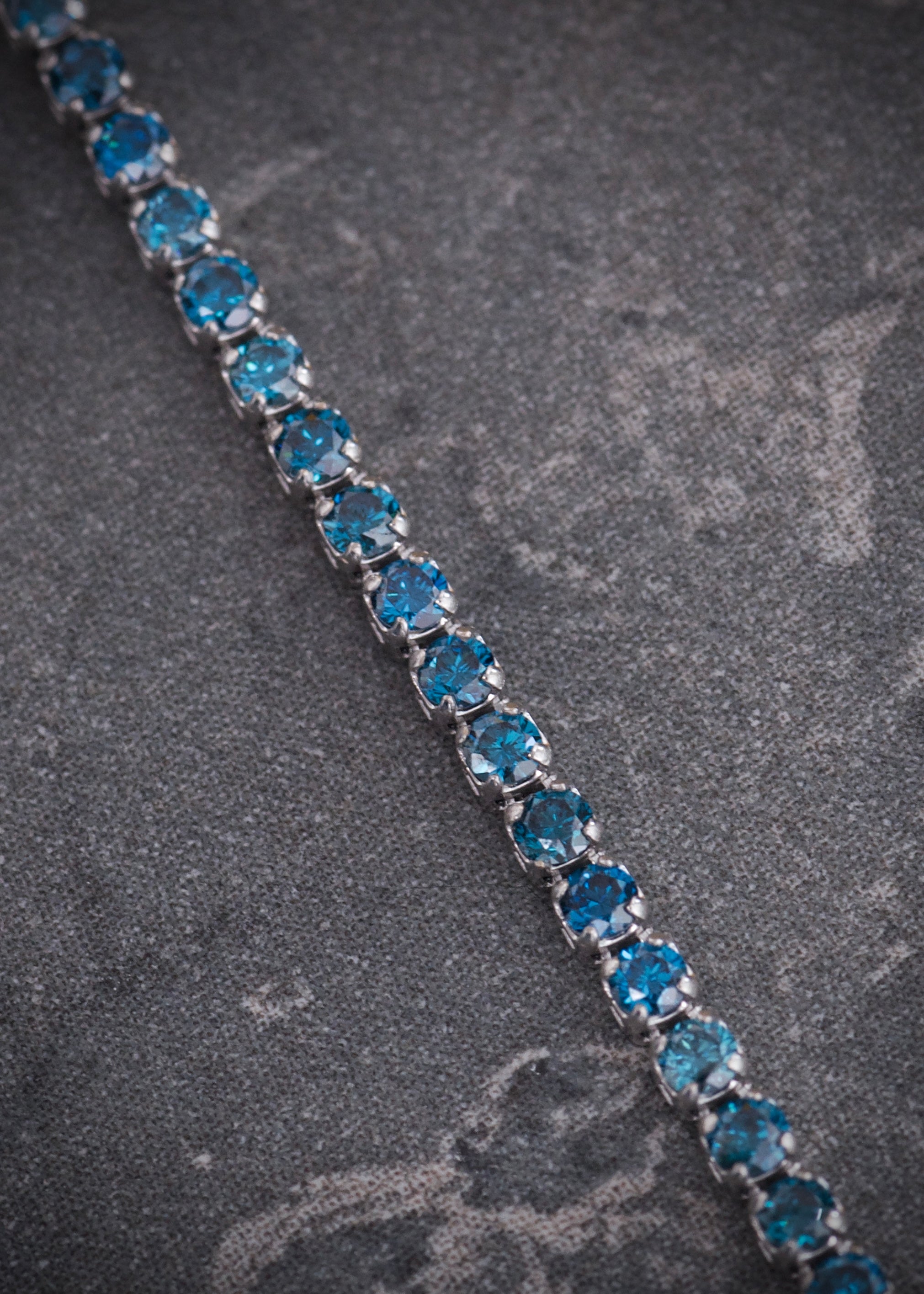 Pulso tenis con 132pts de diamantes azules 2.1gr / Largo 17.5cm / Oro Blanco (Joya) M
