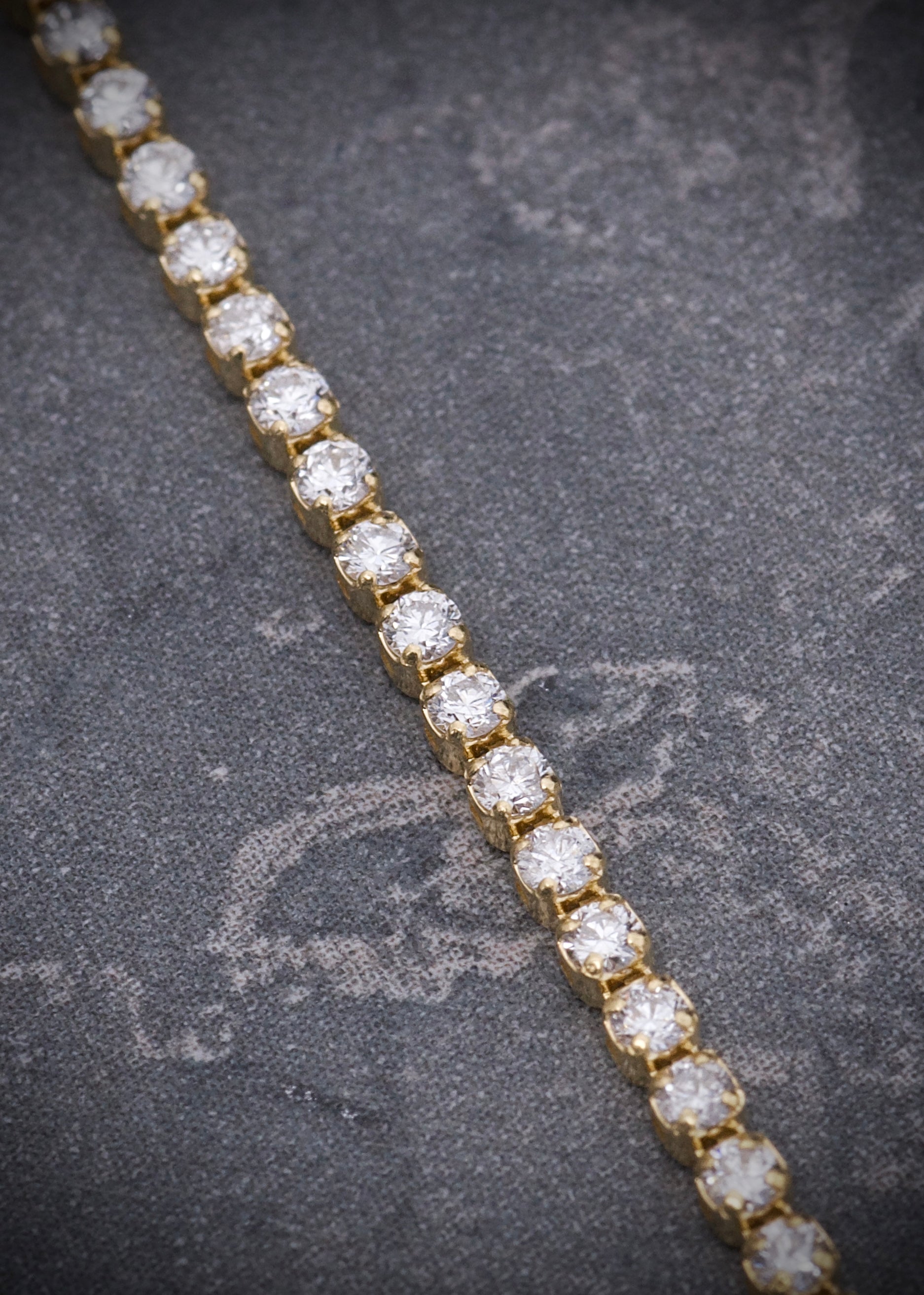 Pulso tenis con 122pts de diamantes 2.05gr / Largo 18cm / Oro Amarillo (Joya) M