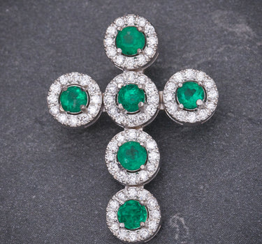 Dije cruz con 80pts de esmeraldas y 31pts de diamantes 2.8gr / Largo 2.3cm / Oro Blanco (Joya) M