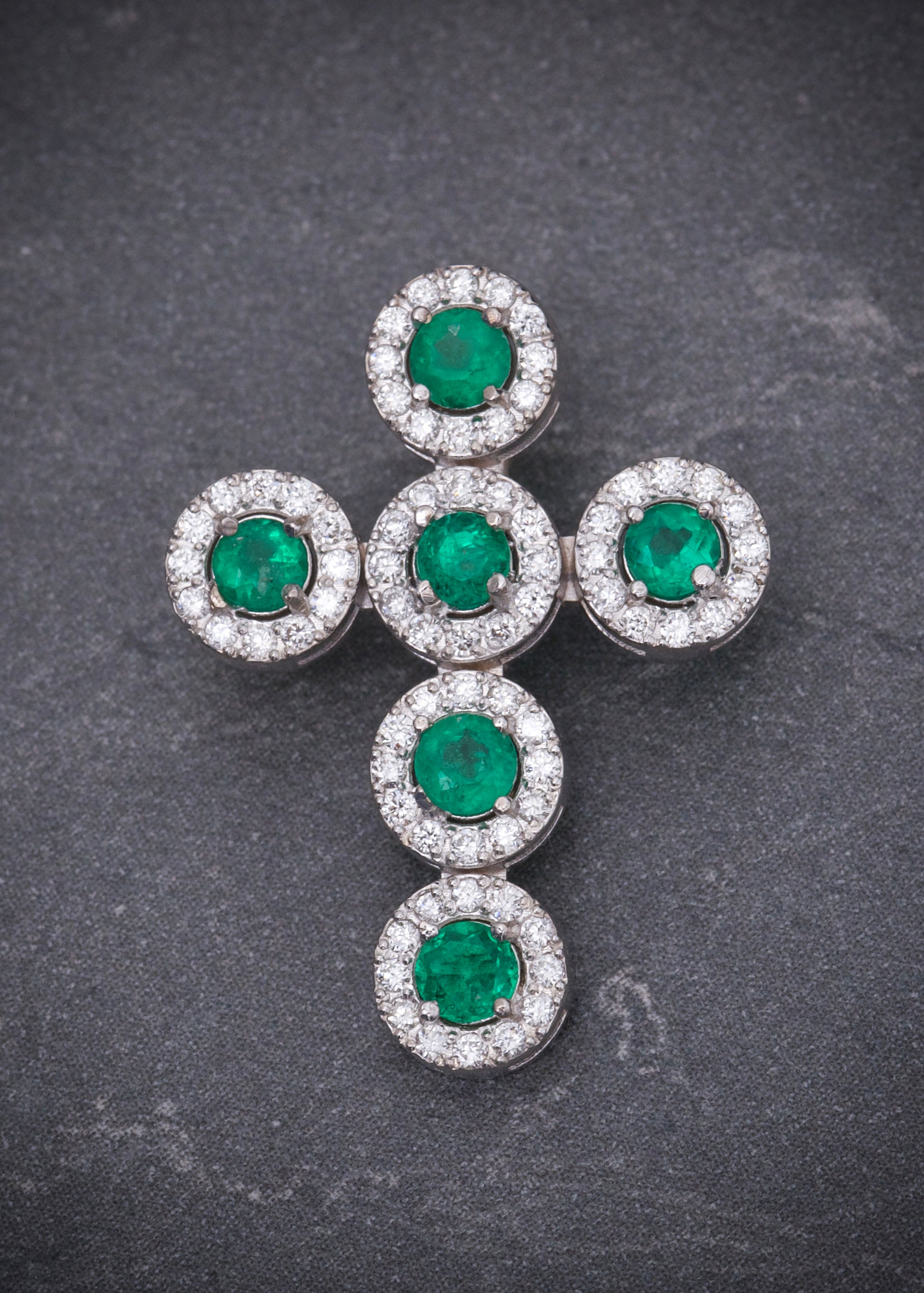 Dije cruz con 50pts de esmeralda y 30pts de diamantes 2.7gr / Largo 2.3cm / Oro Blanco (Joya) P