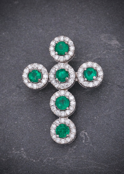 Dije cruz con 50pts de esmeralda y 30pts de diamantes 2.7gr / Largo 2.3cm / Oro Blanco (Joya) P
