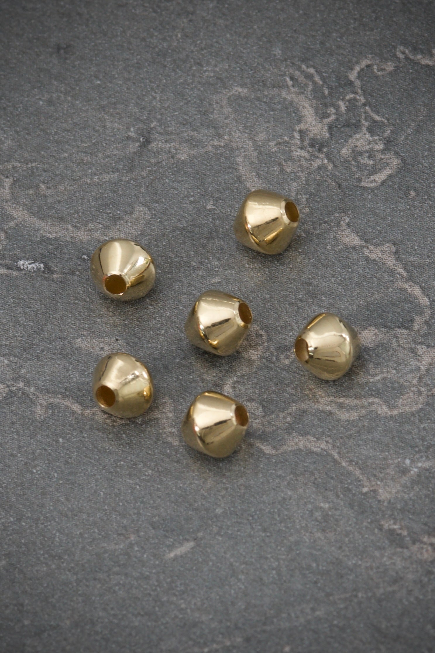 Herraje tipo rombo 0.15gr / Largo 0.5cm / Oro Amarillo Nac B