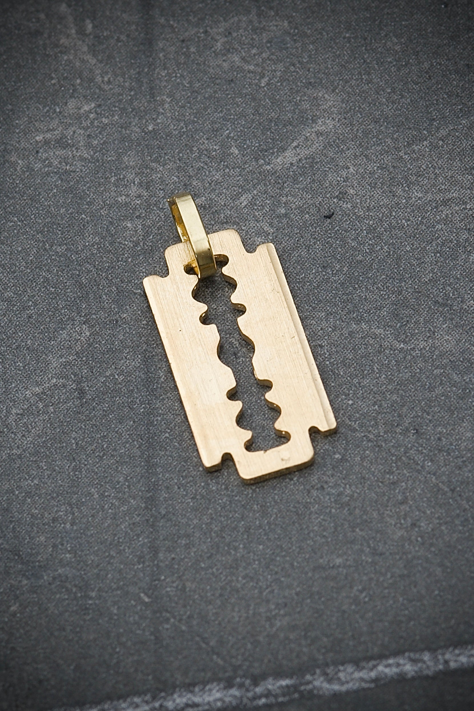 Dije de cuchilla 1.1gr / Largo 2cm / Oro Amarillo Nac B