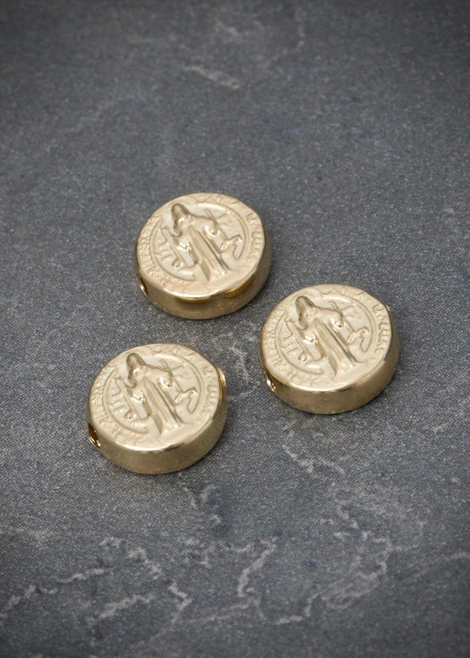 Herraje san benito 0.35gr / Largo 0.8cm / Oro Amarillo Nac B