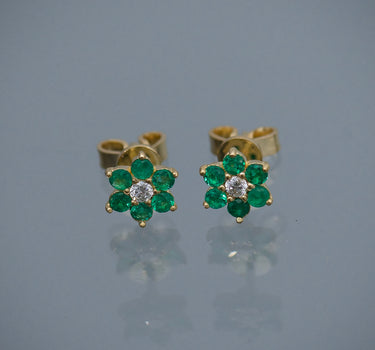Topos flor con 35pts de esmeralda y diamante blanco 1.4gr / Largo 0.6cm / Oro Amarillo (Joya) M