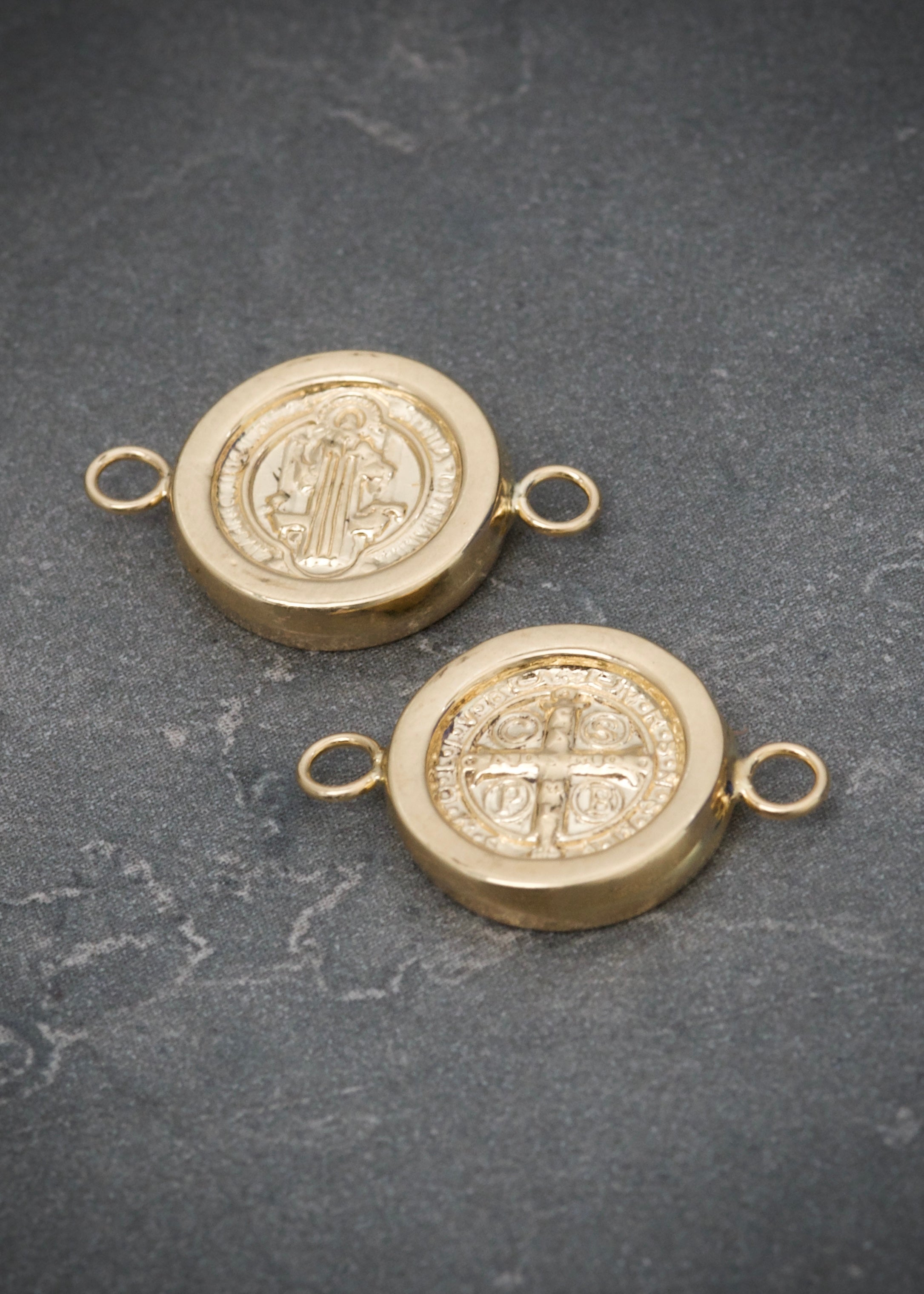 Herraje san benito  0.7gr / Largo 1.9cm / Oro Amarillo Nac B