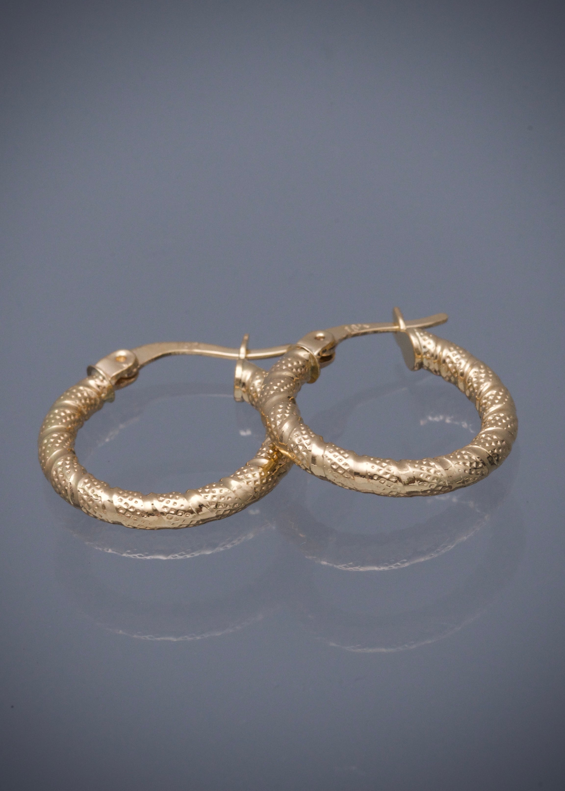 Candongas con grabado 1.85gr / Largo 1.9cm / Oro Amarillo Nac M