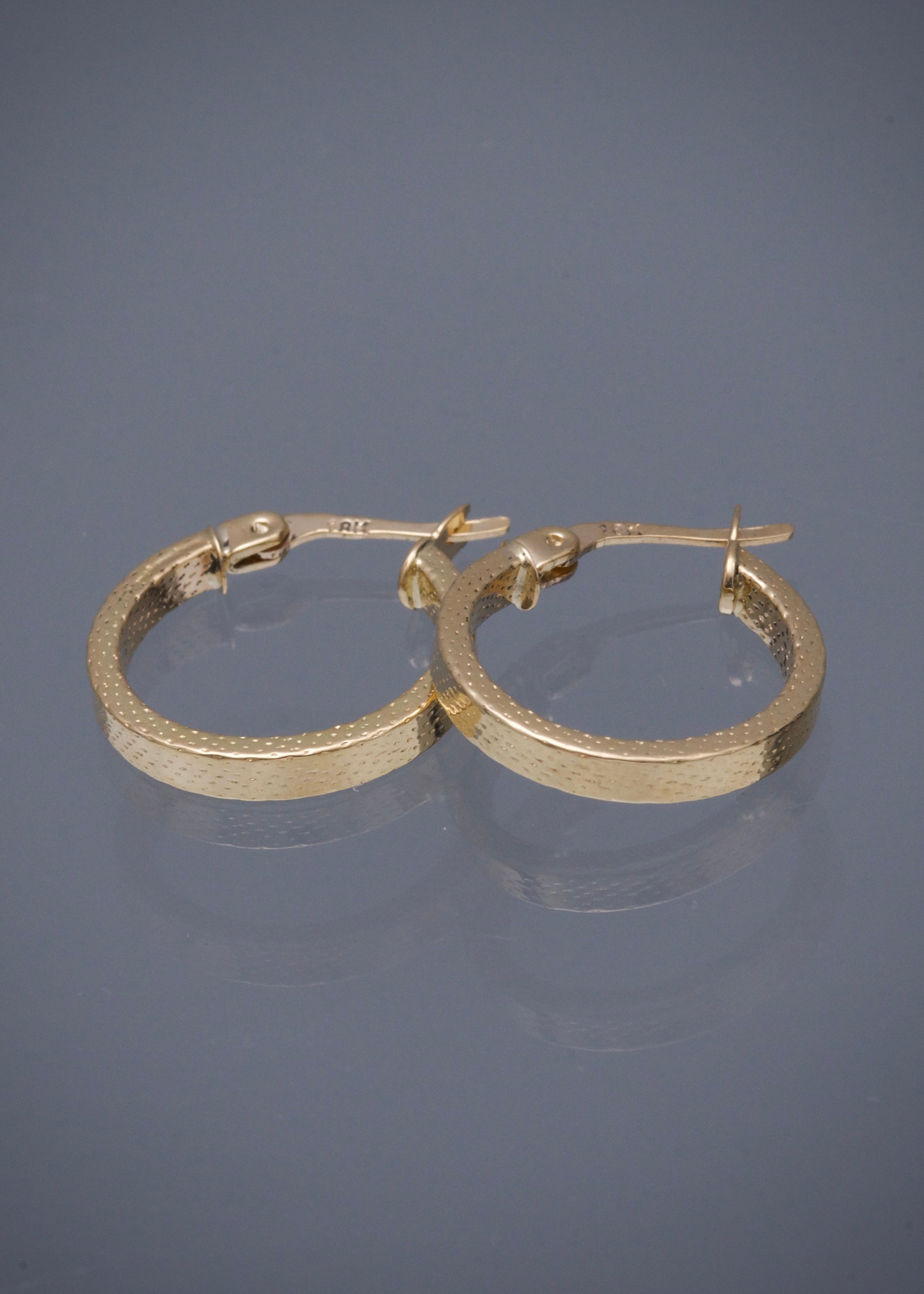 Candongas lisas con grabado 1.35gr / Largo 1.7cm / Oro Amarillo Nac M