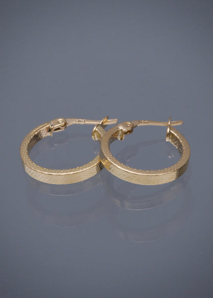 Candongas lisas con grabado 1.35gr / Largo 1.7cm / Oro Amarillo Nac M