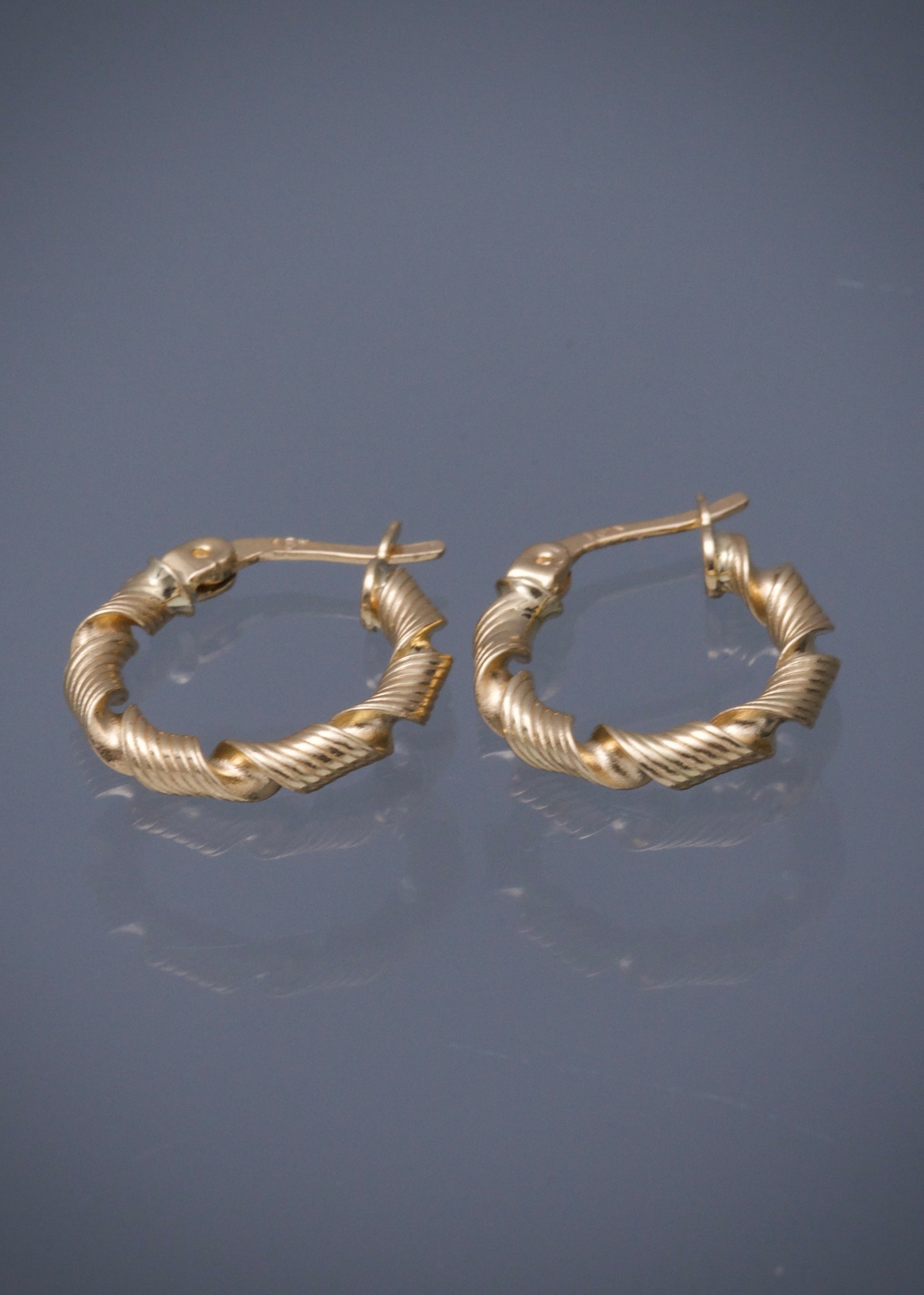 Candongas entorchadas con lineas 1.45gr / Largo 1.7cm / Oro Amarillo Nac P
