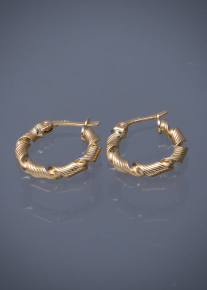 Candongas entorchadas con lineas 1.45gr / Largo 1.7cm / Oro Amarillo Nac P