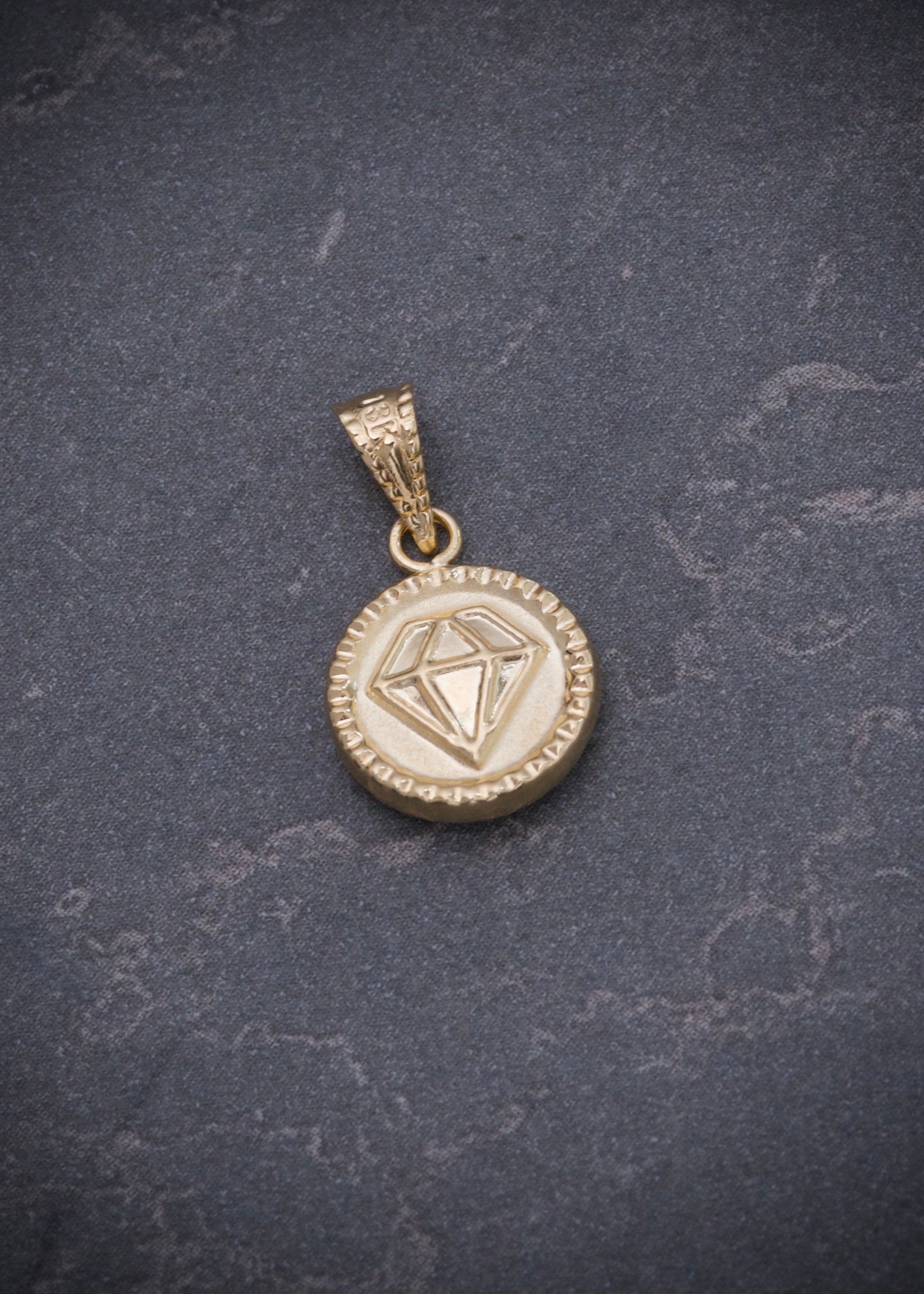 Dije diamante 0.6gr / Largo 1.7cm / Oro Amarillo Nac M