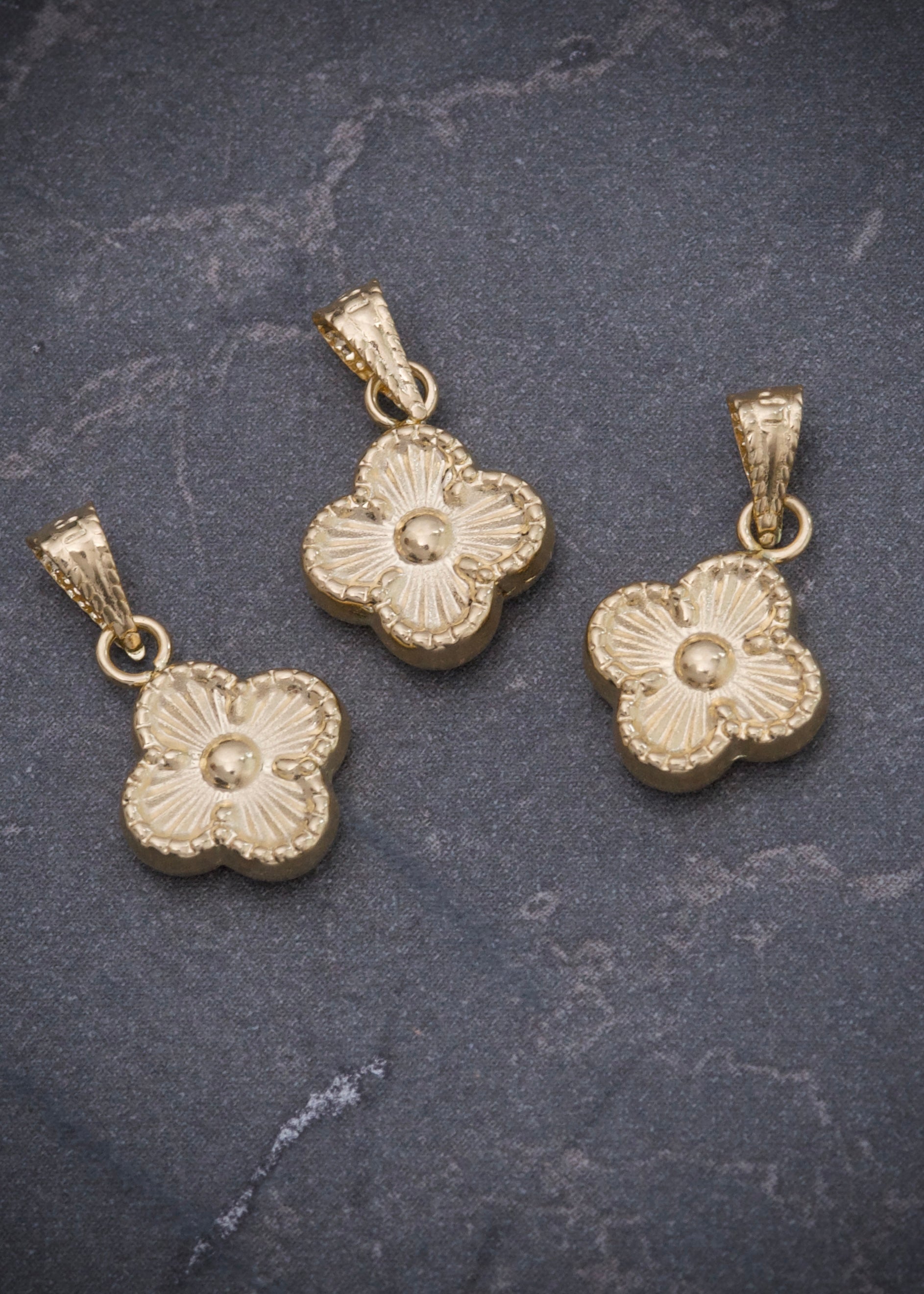 Dije lucky clover 0.4gr / Largo 1.5cm / Oro Amarillo Nac B