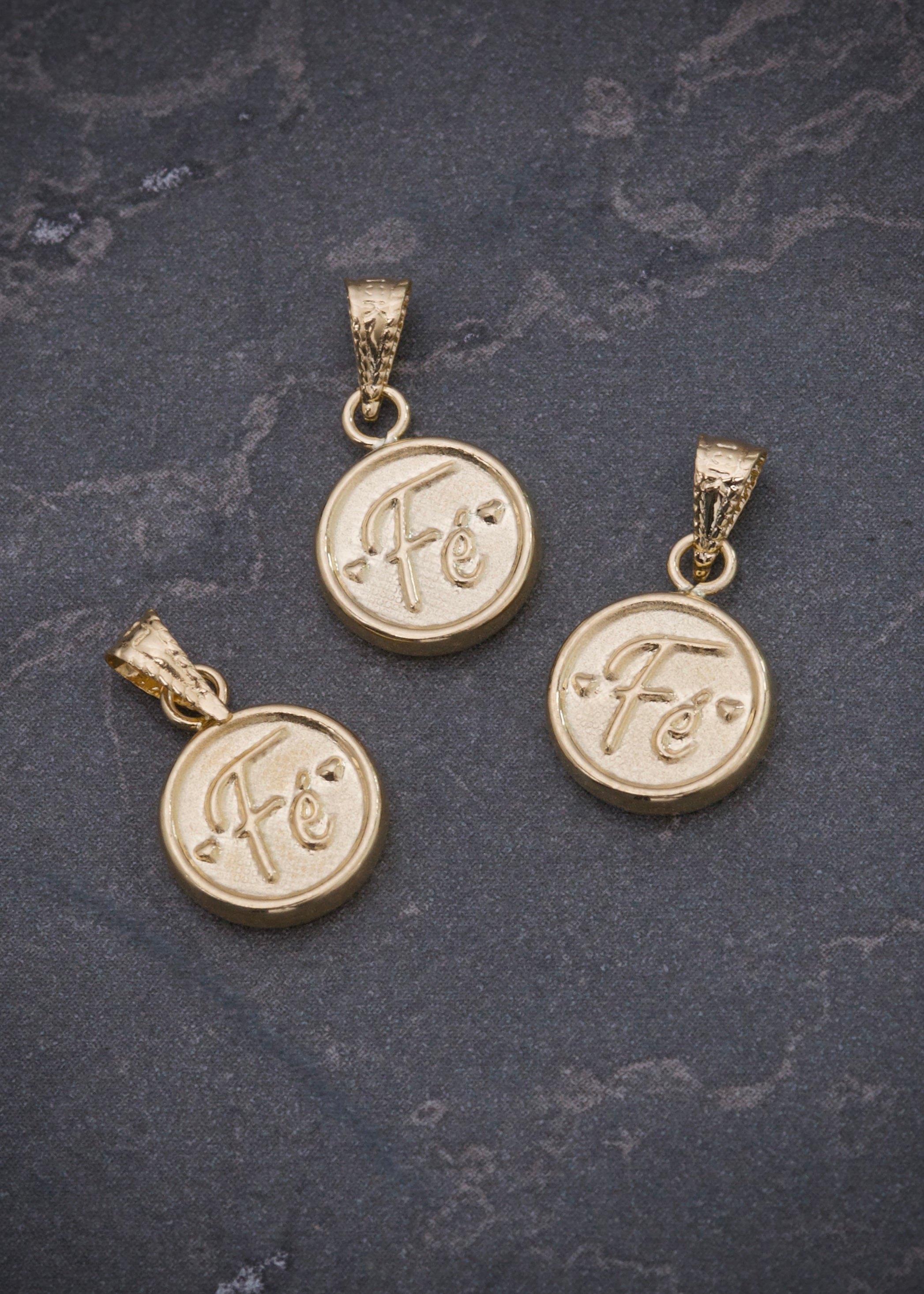 Dije fe 0.5gr / Largo 1.5cm / Oro Amarillo Nac B