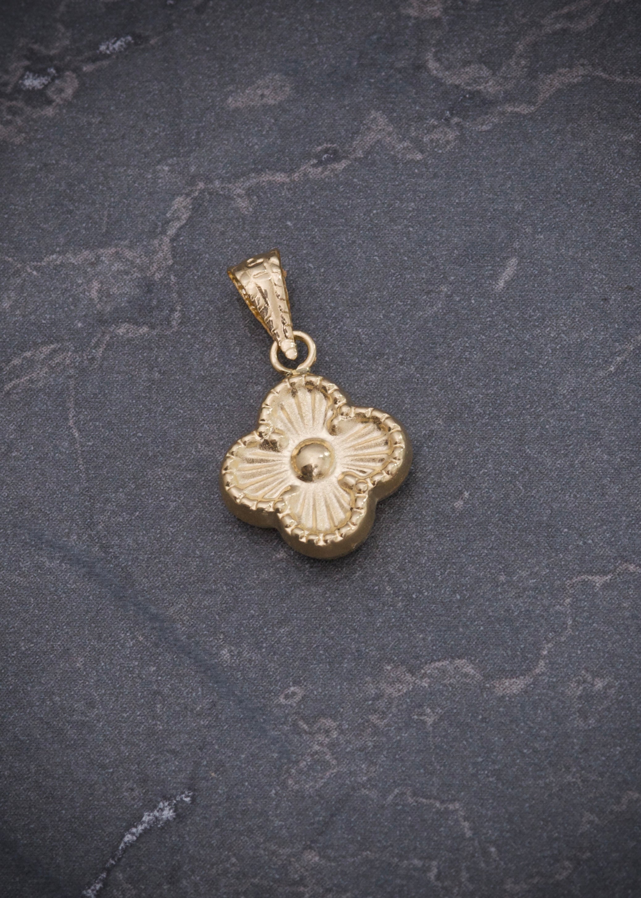 Dije lucky clover 0.65gr / Largo 1.7cm / Oro Amarillo Nac B