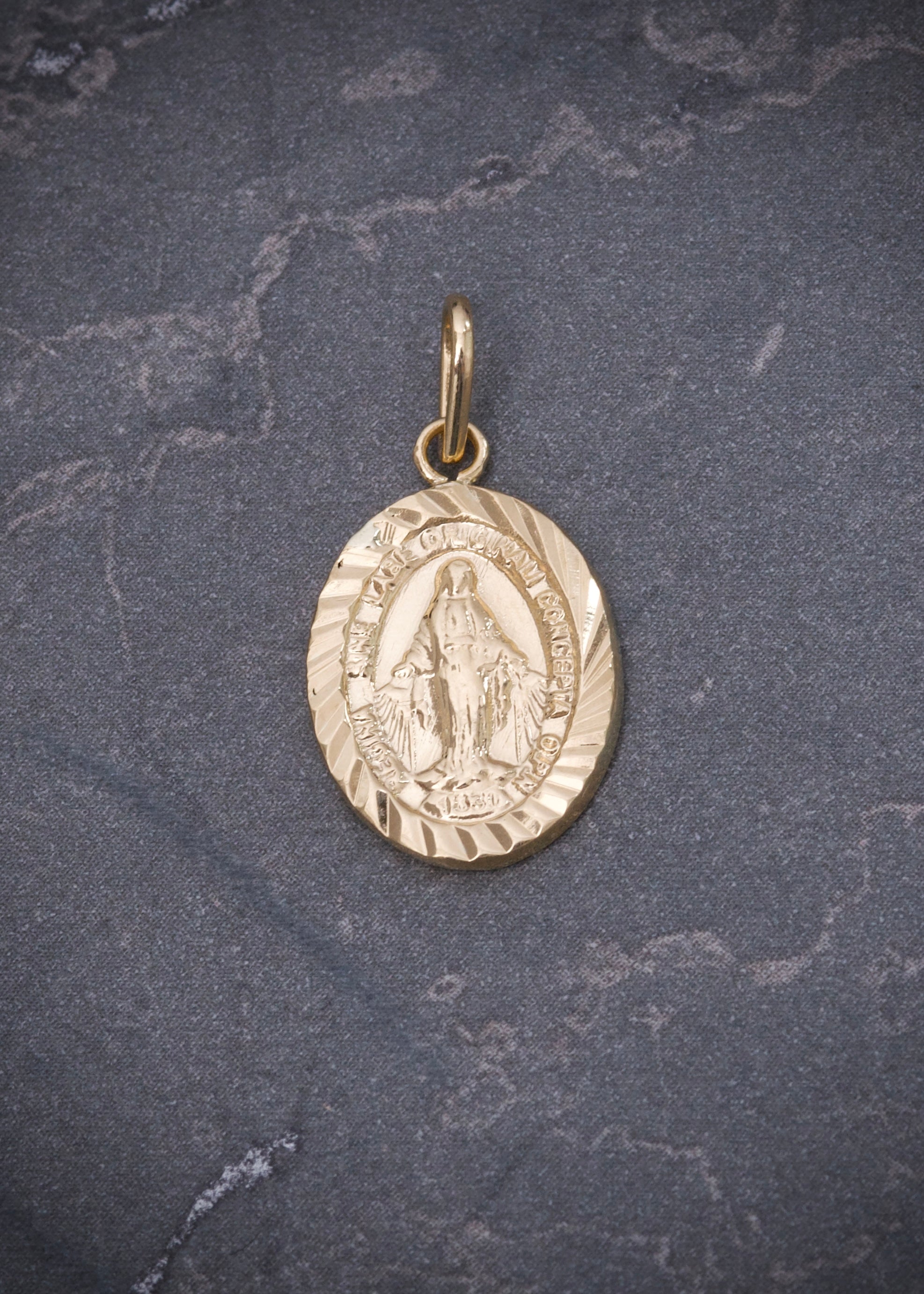 Dije virgen de la milagrosa 0.85gr / Largo 2.2cm / Oro Amarillo Nac M