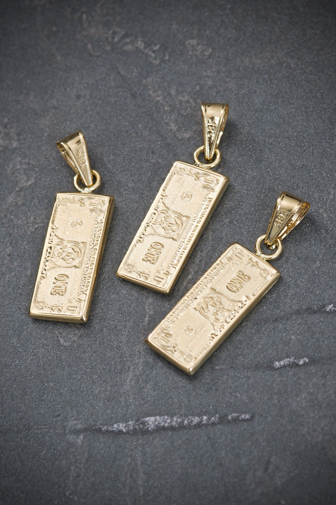 Dije dolar 0.8gr / Largo 2,3cm — Oro Amarillo