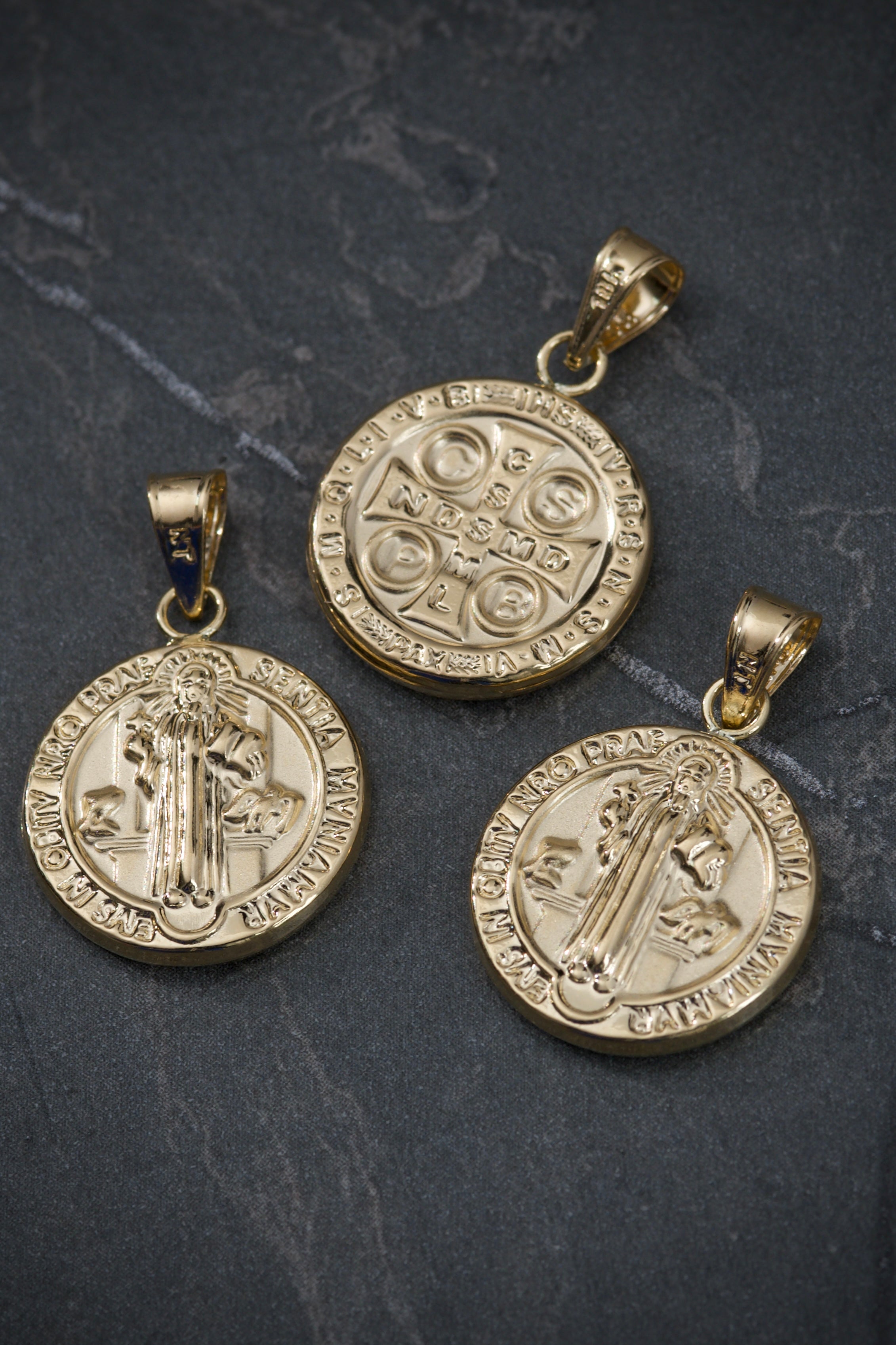 Dije San Benito 1.25gr / 2.5cm / 16.4mm — Oro Amarillo