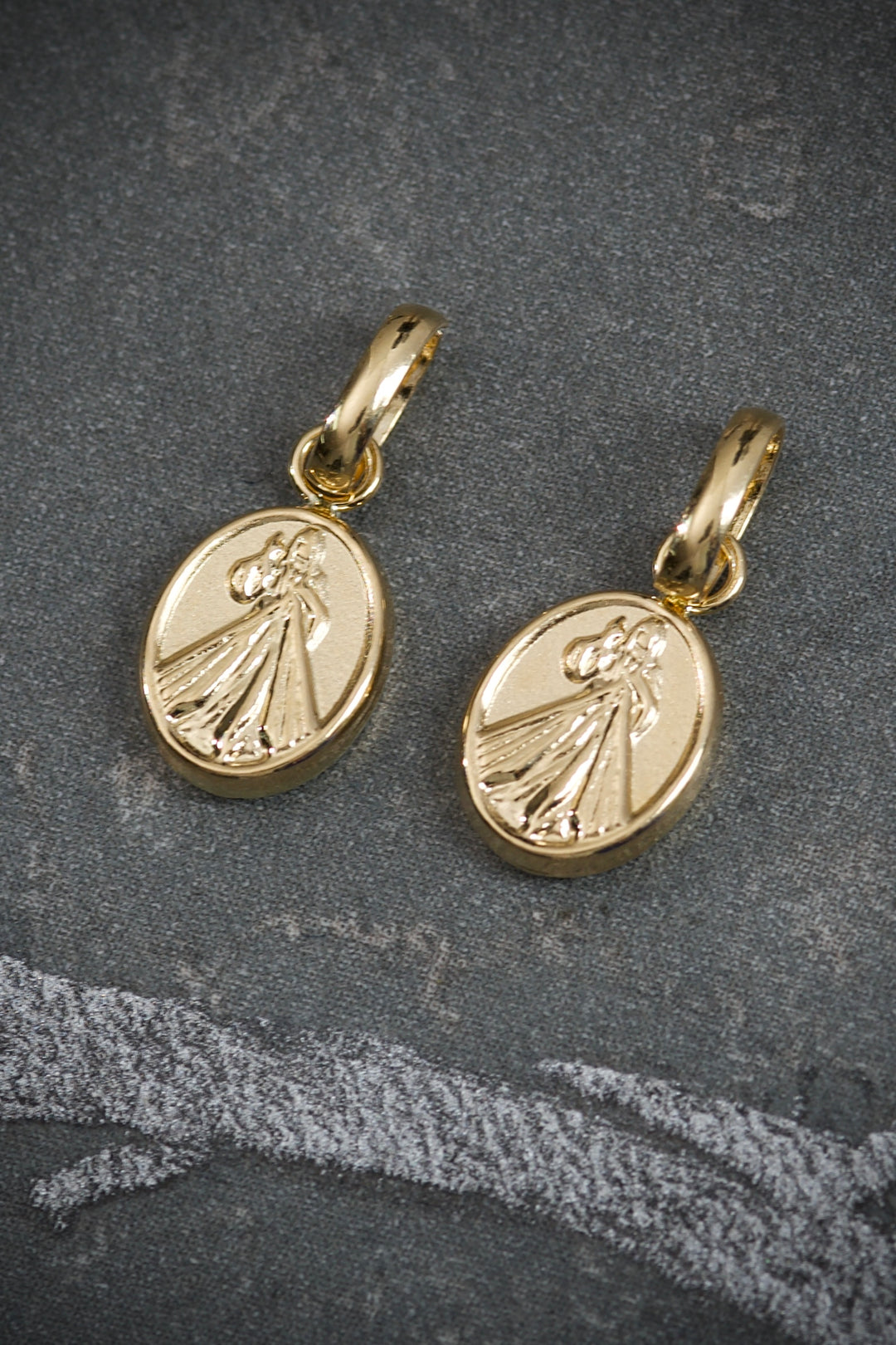 Dije jesus de la misericordia 0.35gr / Largo 1.5cm — Oro Amarillo