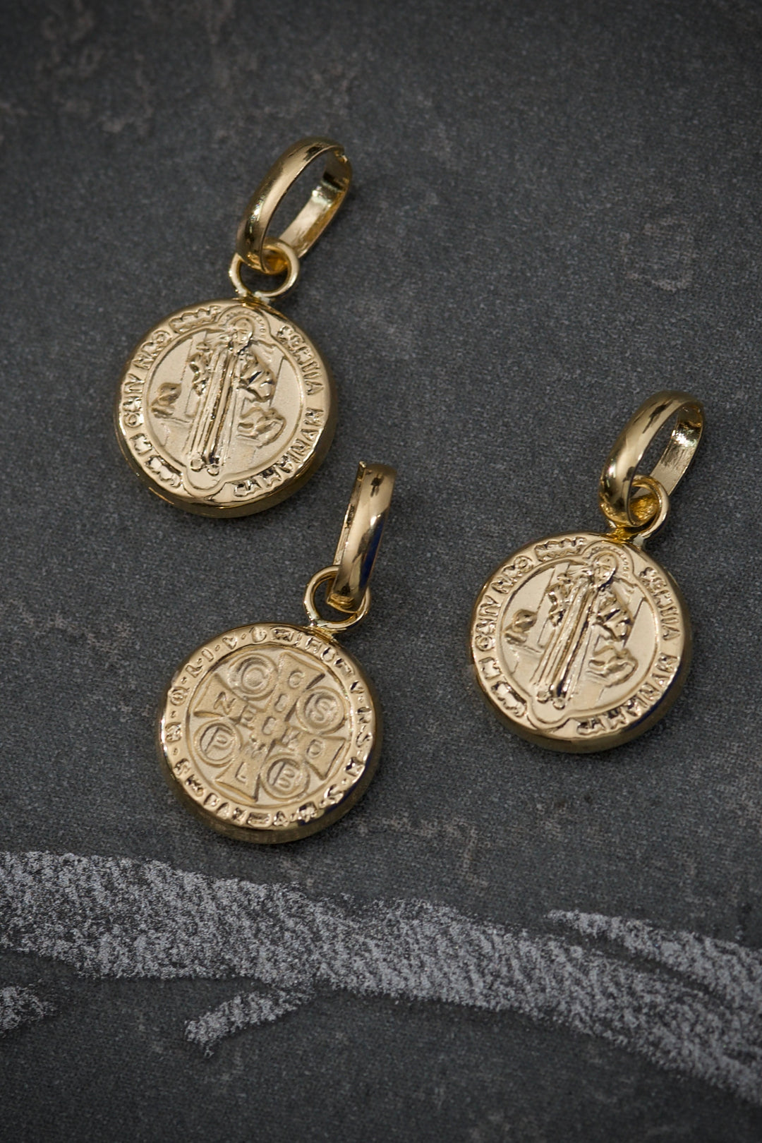 Dije san benito 0.4gr / Largo 1.5cm — Oro Amarillo