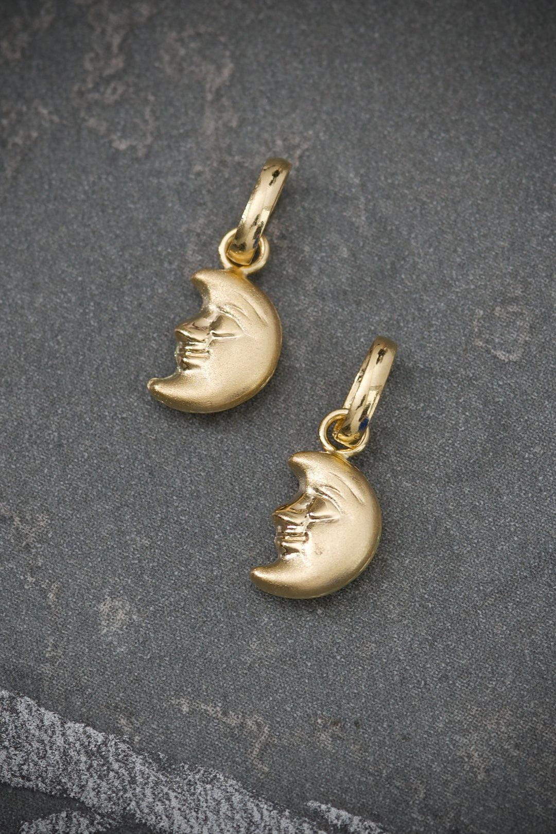 Dije de luna 0.35gr / Largo 1.5cm — Oro Amarillo