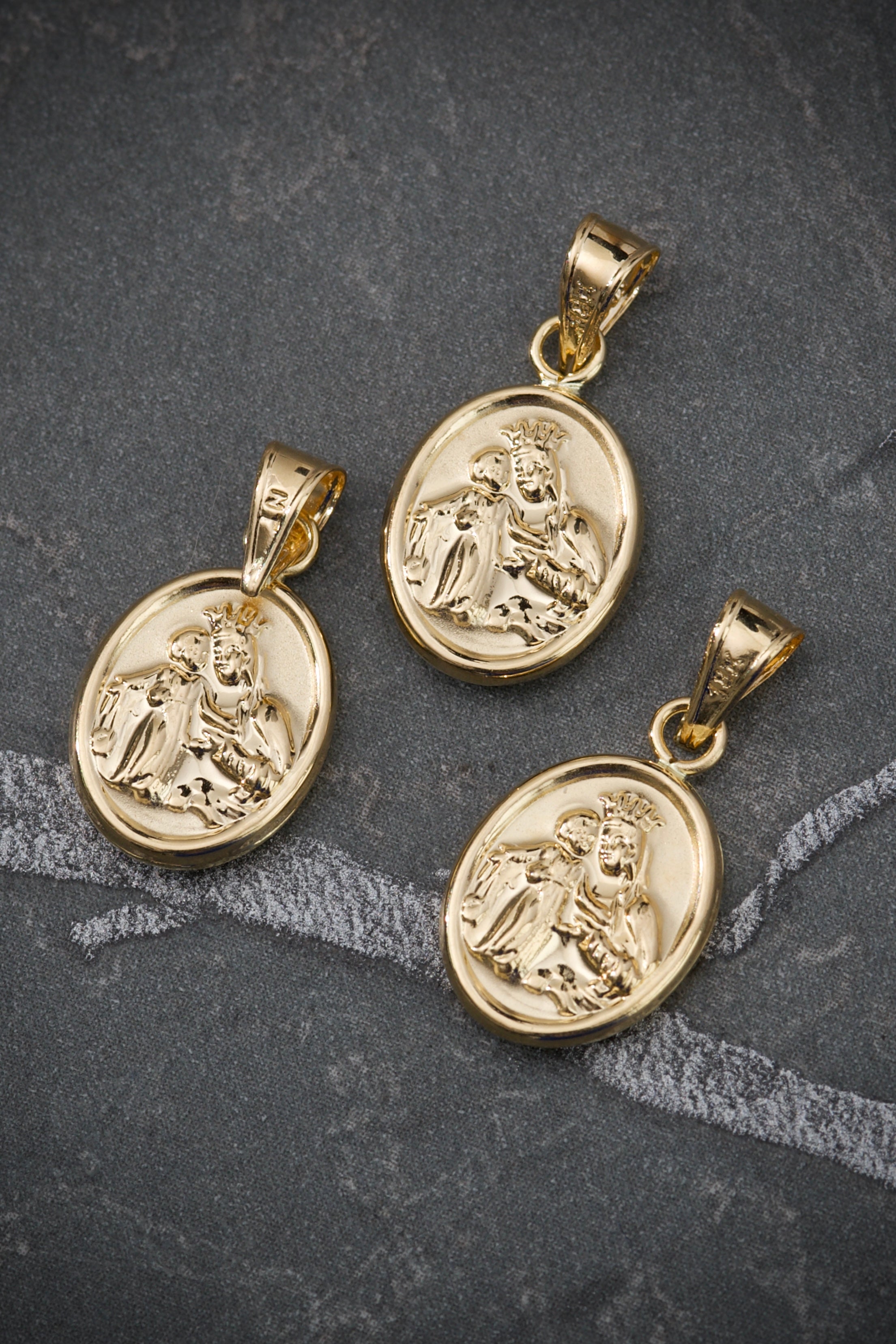 Dije virgen del carmen 0.55gr / Largo 1.8cm / Oro Amarillo Nac M