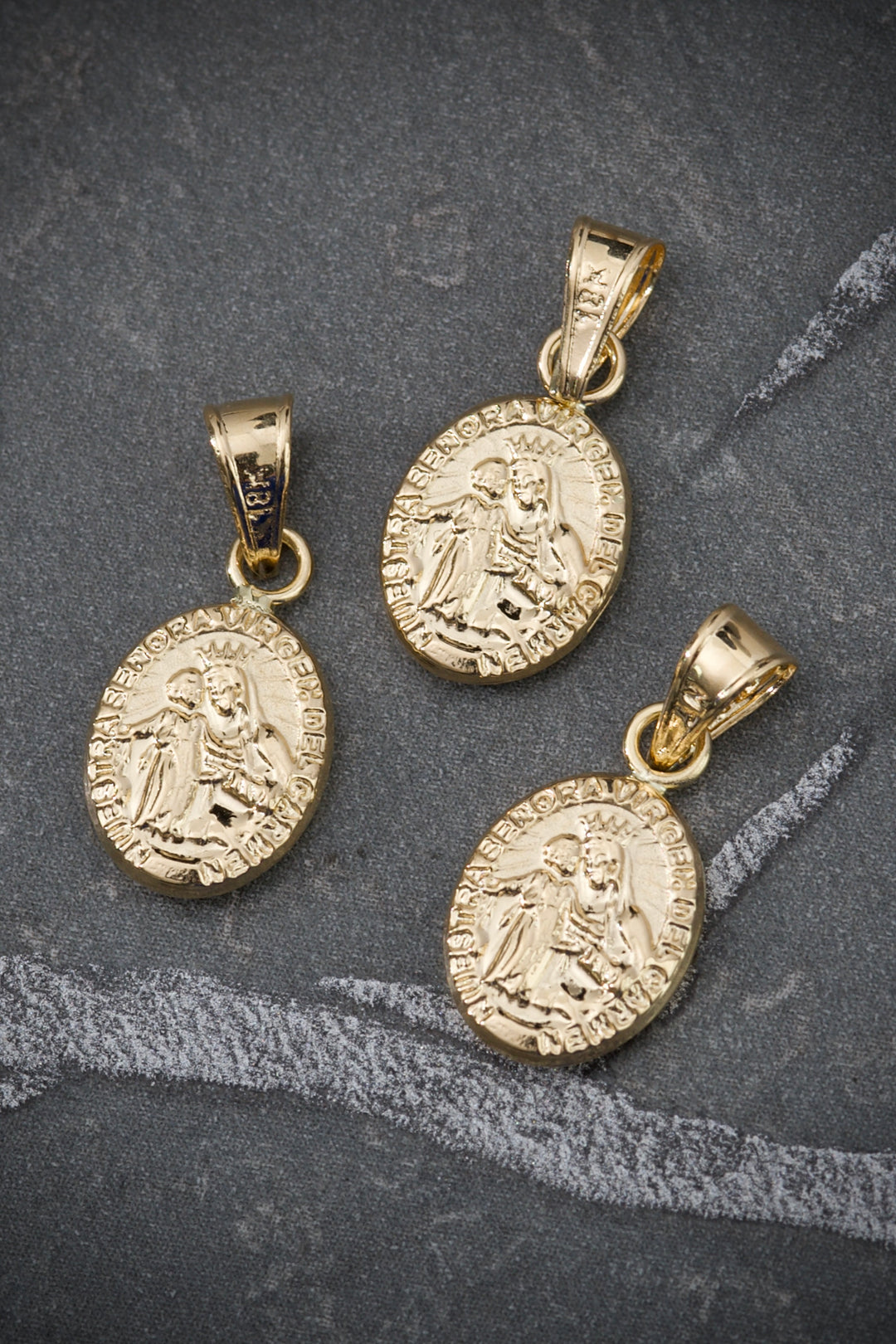 Dije virgen del carmen 0.45gr / Largo 1.7cm — Oro Amarillo