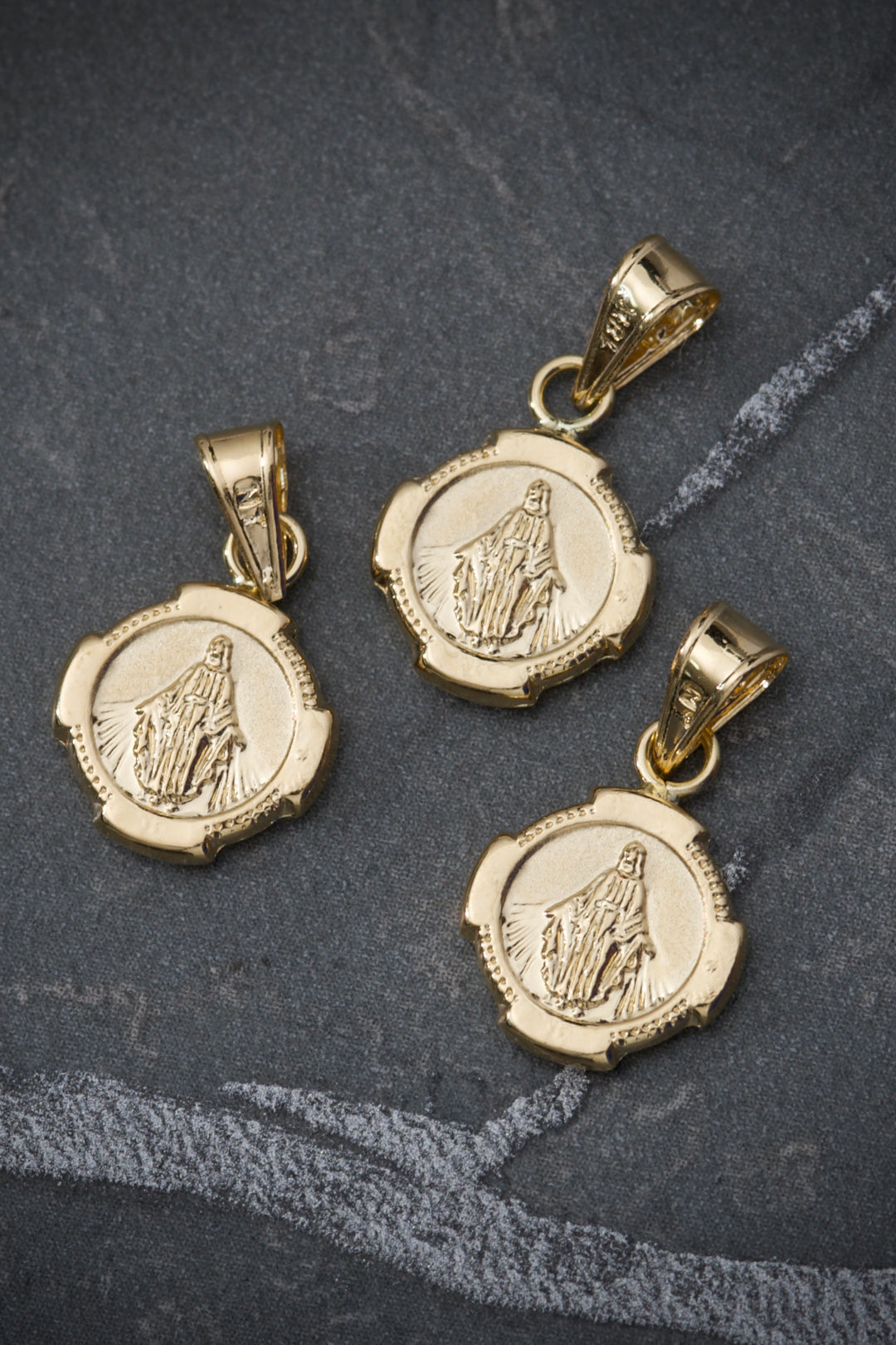 Dije virgen milagrosa 0.5gr / Largo 1.7cm — Oro Amarillo