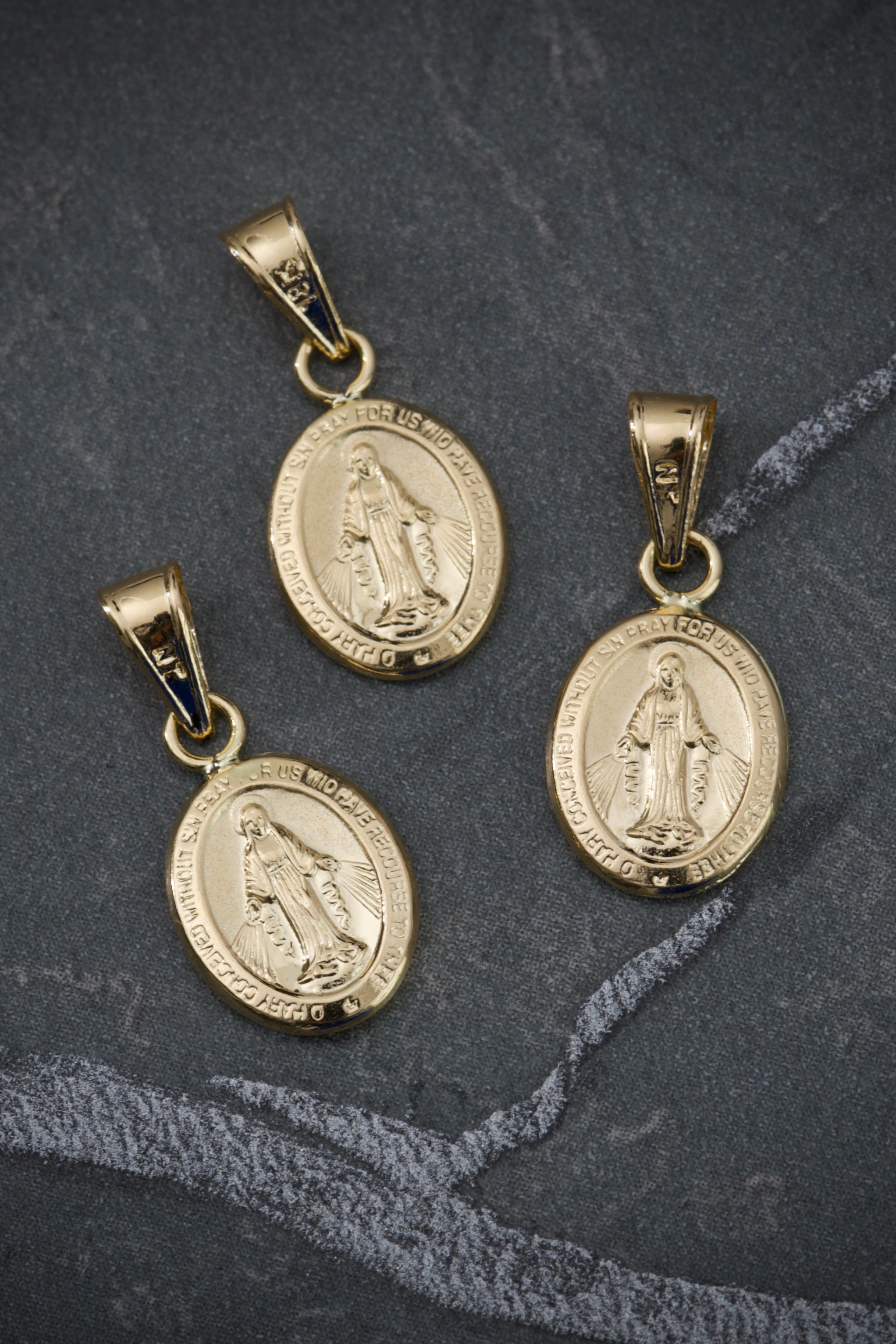 Dije virgen milagrosa 0.45gr / Largo 1.7cm / Oro Amarillo Nac M